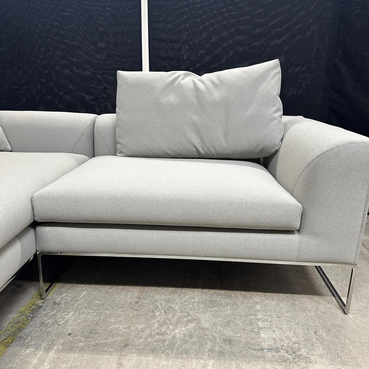 COR - Ecksofa Mell Lounge Stoff 7209 Beton Grau Fußrahmen Verchromt Mit Filzgleitern Inklusive 2 Rückenkissen - 4