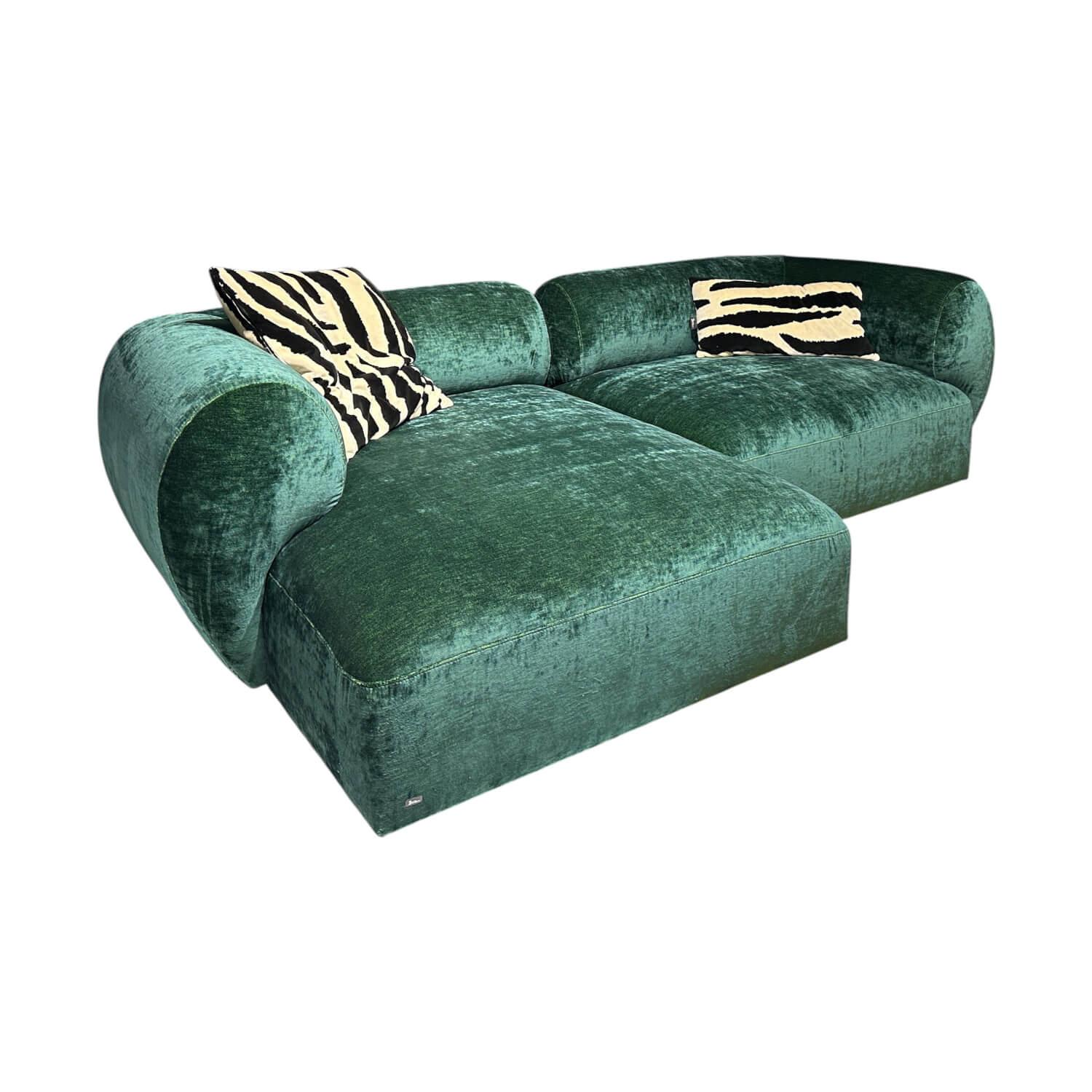 Bretz - Ecksofa Tharuun Stoff 67 7137 Velours Emerald Grün Füße Gleiter Schwarz Inklusive Kissen - 1