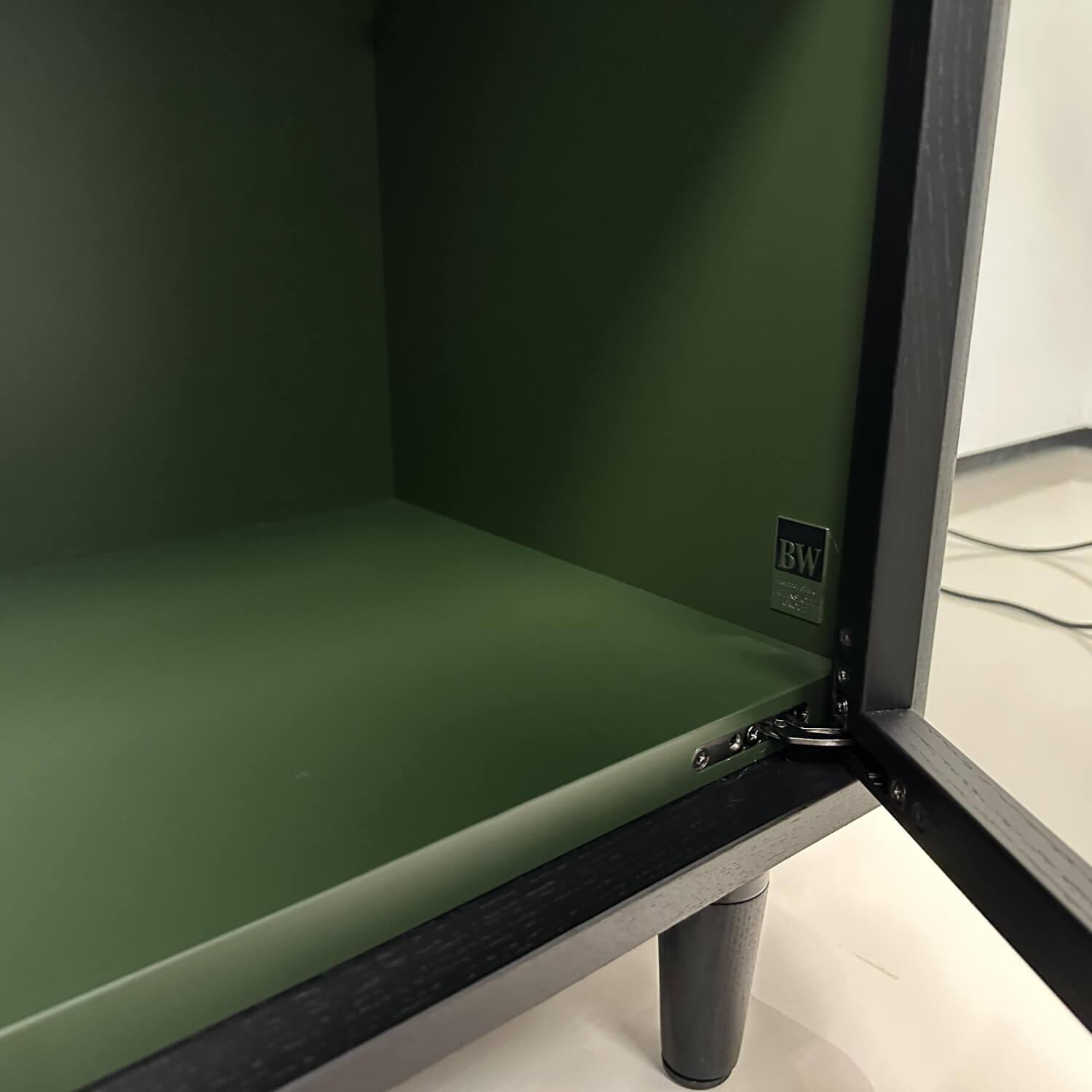 Bielefelder Werkstätten - Sideboard Allure Eiche Tiefschwarz Lackiert Innen Flaschengrün Türen Aluminium Glas - 10