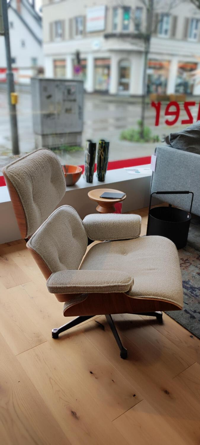 Vitra - Sessel Lounge Chair 11443 Stoff Nubia Creme Sand Beige Schale Nussbaum Schwarz Pigmentiert Untergestell Poliert Seiten Schwarz Mit Hocker - 5