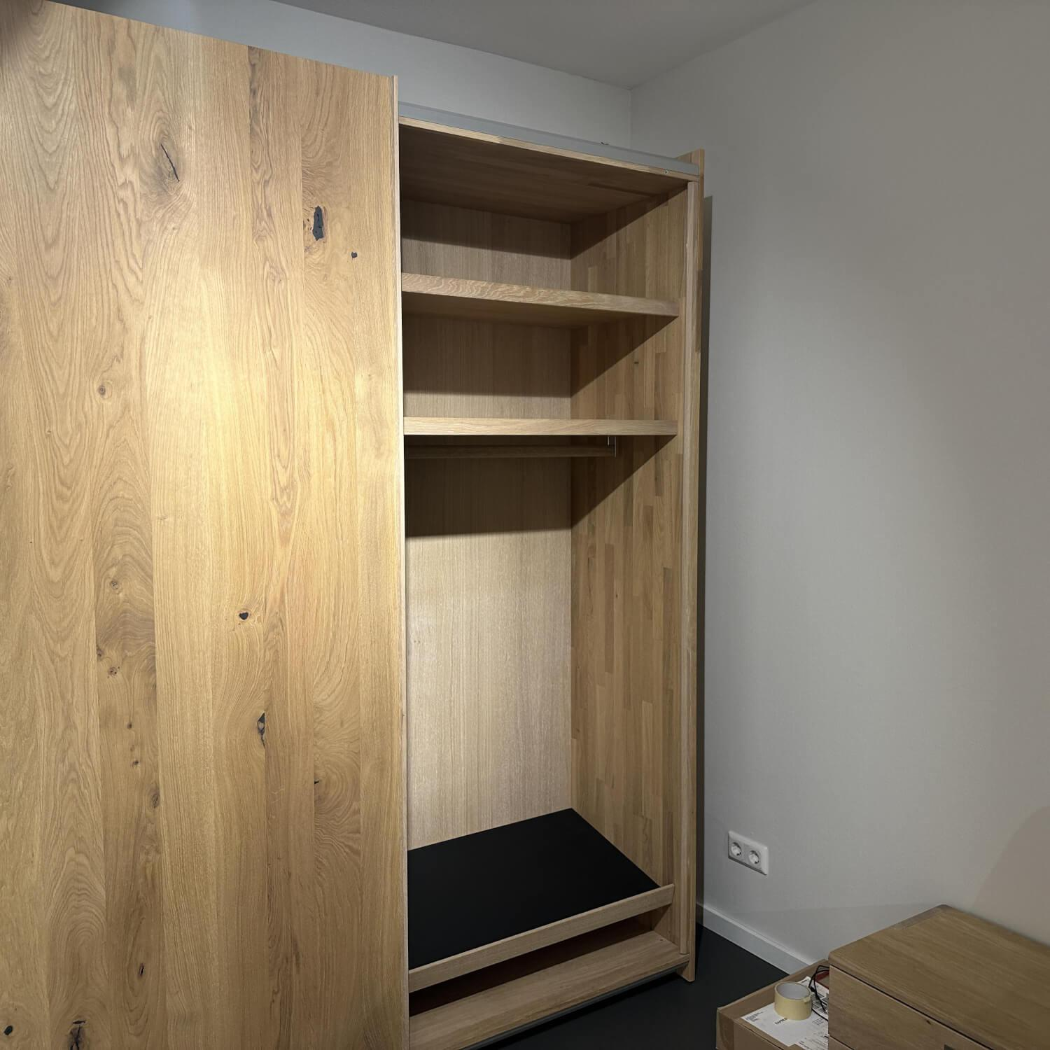 Team 7 - Schwebetürenschrank Soft Eiche Wild Weißöl Farbglas Matt Hellgrau Inklusive Innenleben Und Beleuchtung - 13