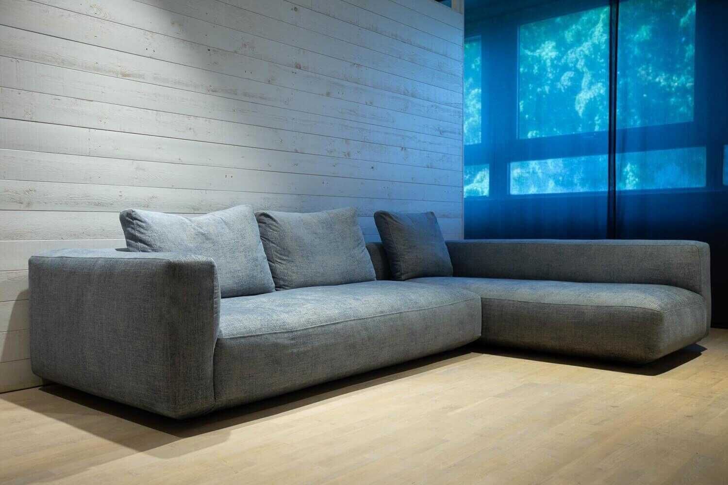 Zanotta - Ecksofa Pianoalto 2-teilig Stoff Tatto-Lavanda Blau mit 3 Kissen - 2