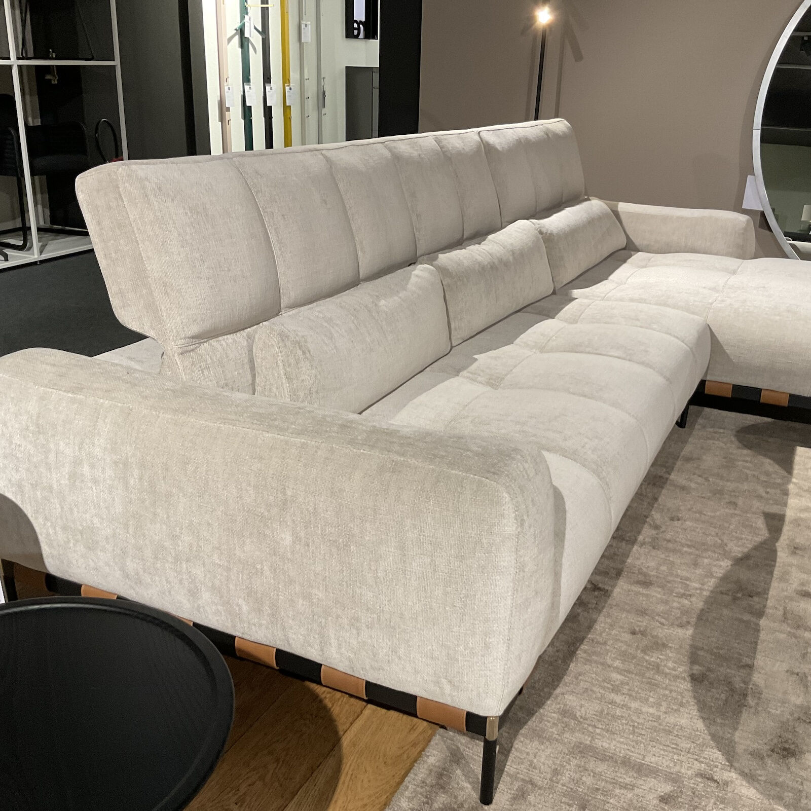 Cierre - Ecksofa Oscar Stoff 2 Ollin 101 Hellgrau Beige Sockel Metall Schwarz Lackiert Füße Chrom Gold - 5