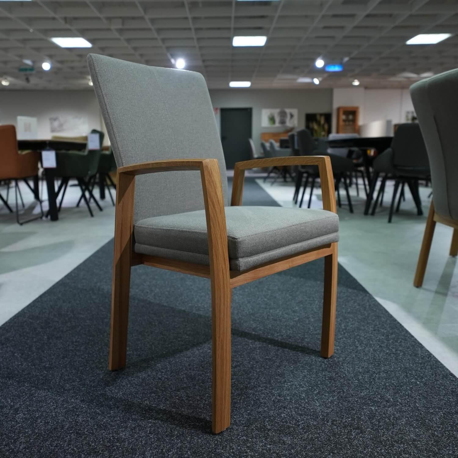 Niehoff - Essgruppe LaVie Comfort 113347000 Kulissentisch Oberteil Wildeiche Massiv Facette Wildeiche Furniert Armlehnstuhl mit Griff Gestell Eiche Massiv Bezug Stoff Taupe - 2