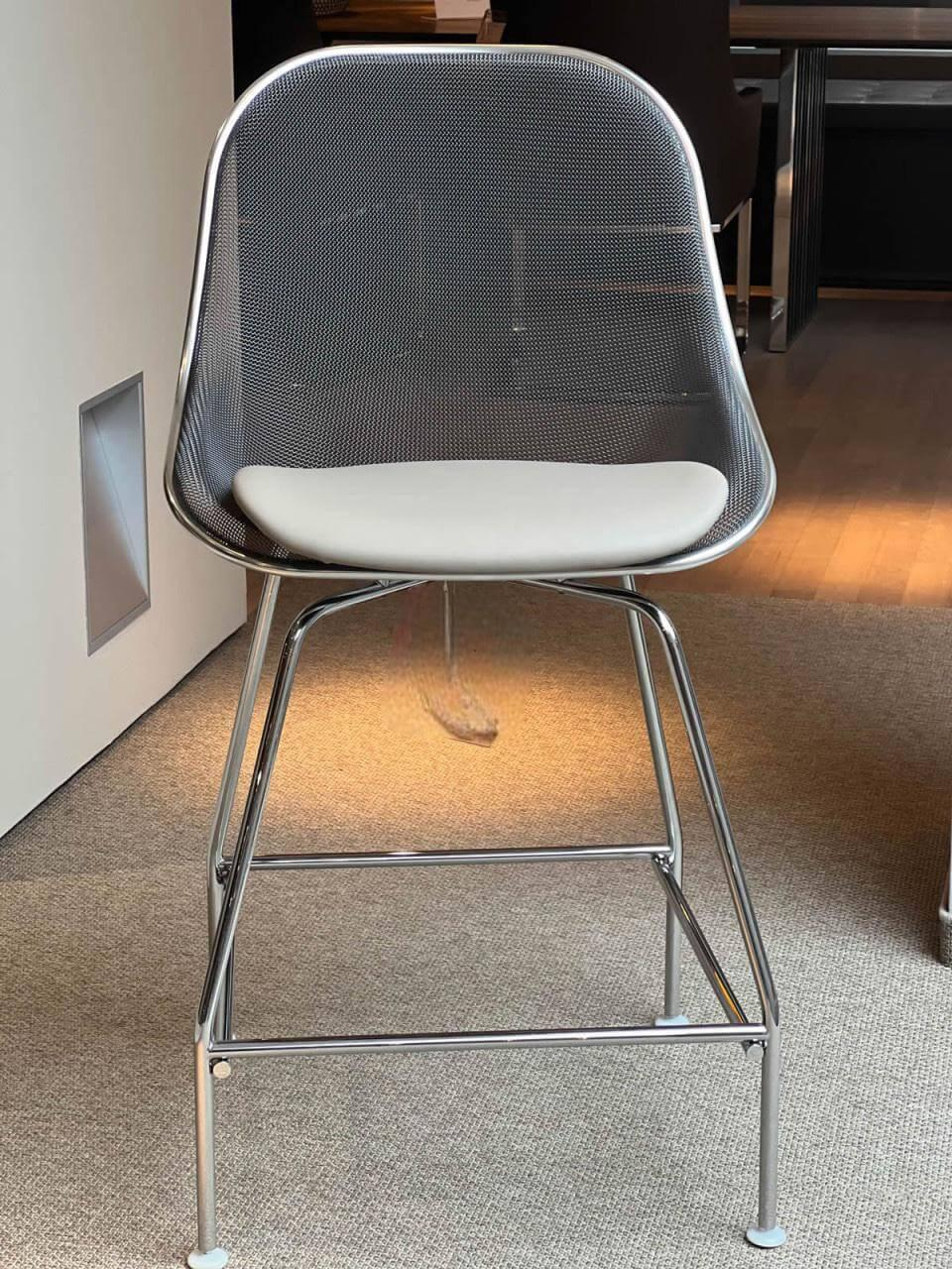 B&B Italia - 2er Set Barhocker Luta Sitz Leder Grau Beige Rücken Netz Stahl Gepresst Grau Lackiert Gestell Stahl Glanzverchromt - 2