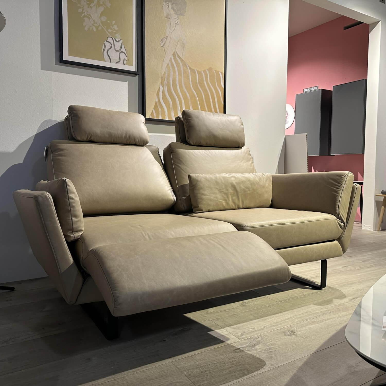 Raum.Freunde - Sofa Tova RA 22002 Leder Vicenza Taupe Beige Metallkufe 420 Schwarz Matt Inklusive Kissen - 7