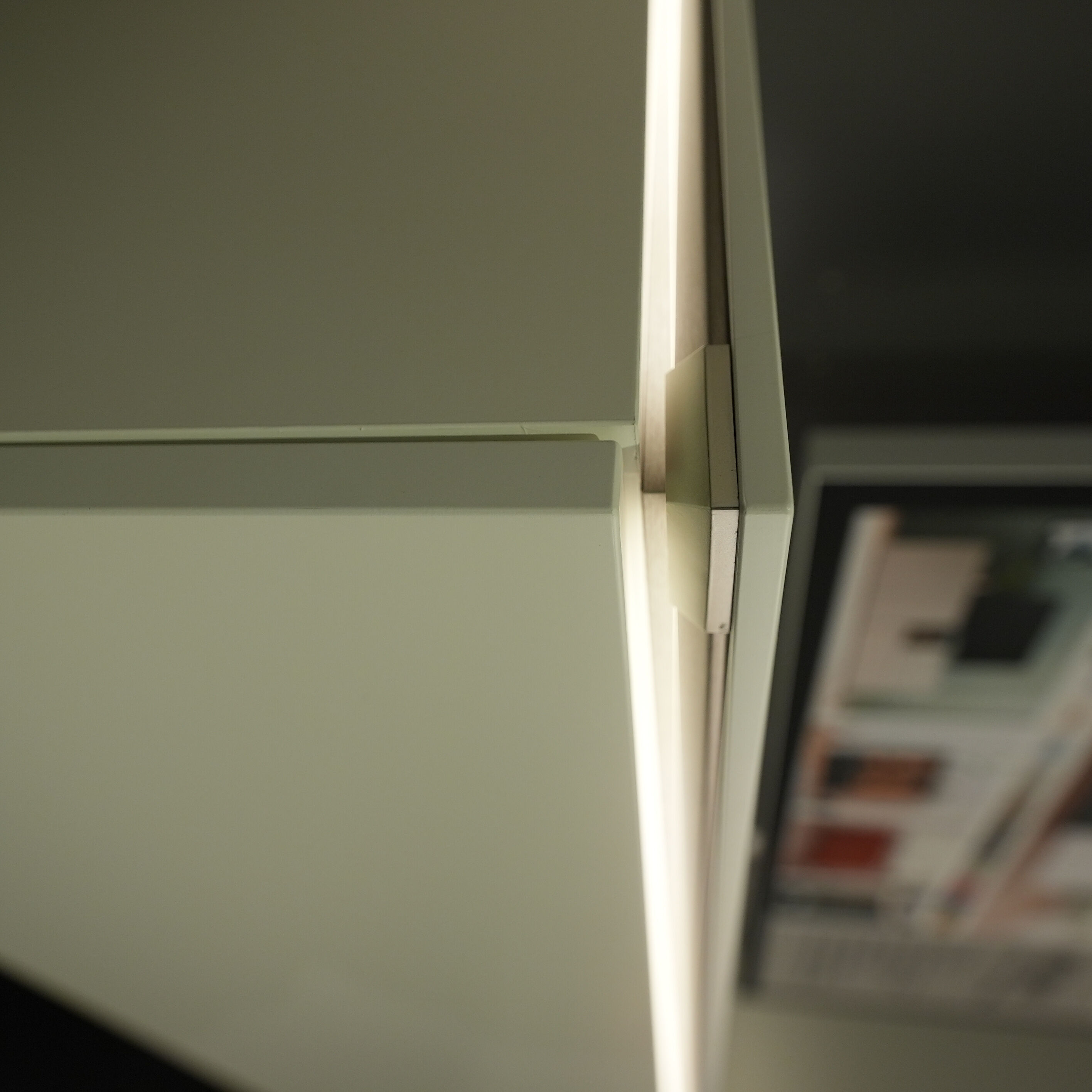 Wohnwand Merano Lack Weiß LED-Beleuchtung Lowboard Vitrine Sockelplatte