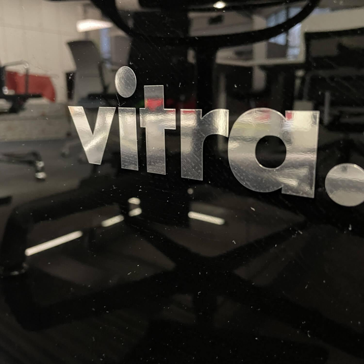 Vitra - Bürodrehsessel Aluminium Chair EA 119 Mit Armlehnen Und Rückneigemechnanik Hopsak Nero - 4