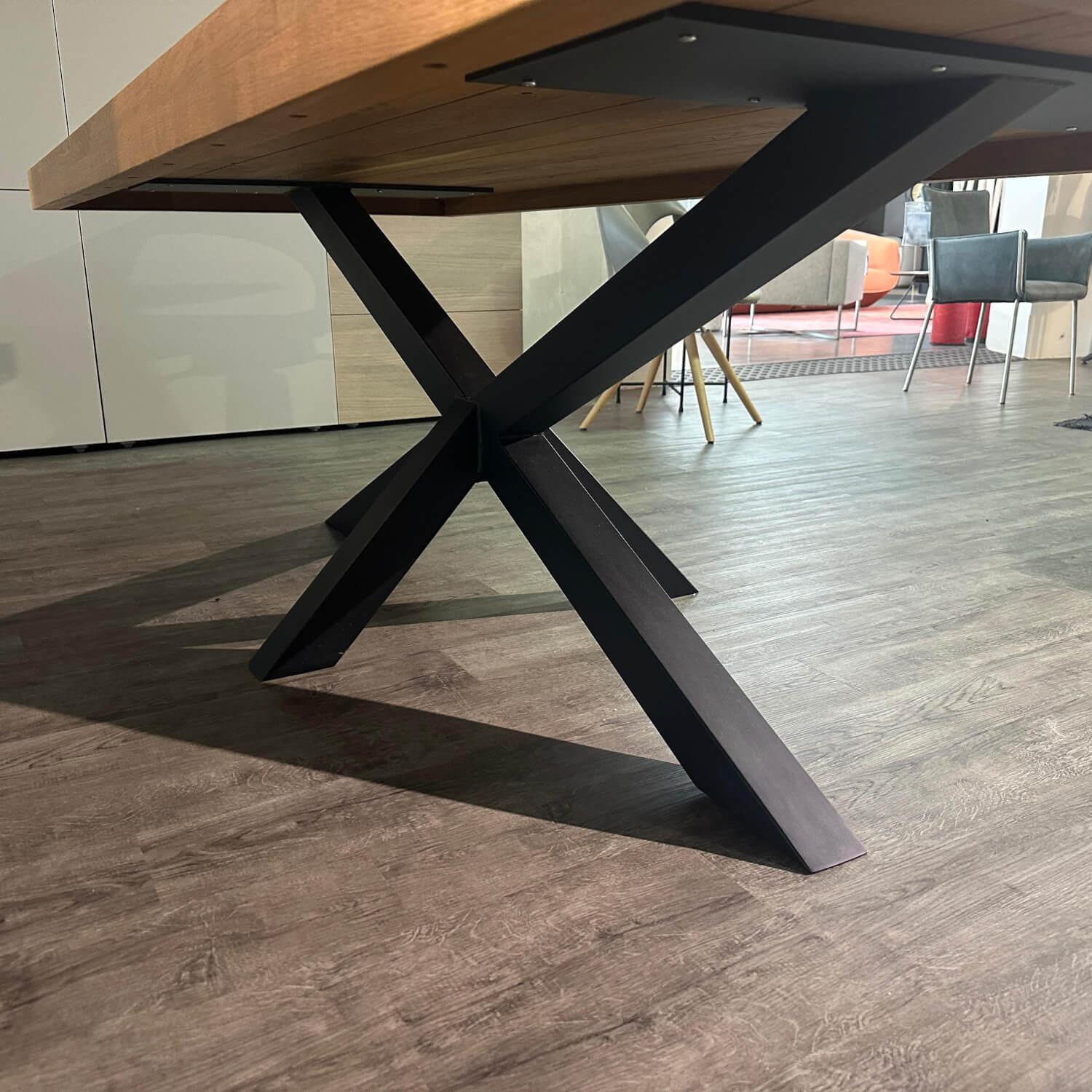 Kattwinkel - Esstisch F8 Platte Eiche Massiv Natur Geölt Mit Ausgefüllten Ästen Und Rissen Kreuzgestell Stahl Schwarz - 4