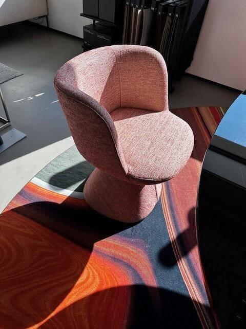 B&B Italia - Essgruppe Allure Und Flair O Platte Rauchglas Gestell Ziegelrot Glänzend Stuhl Stoff Sara Porpora Melange Rosa Grau - 3