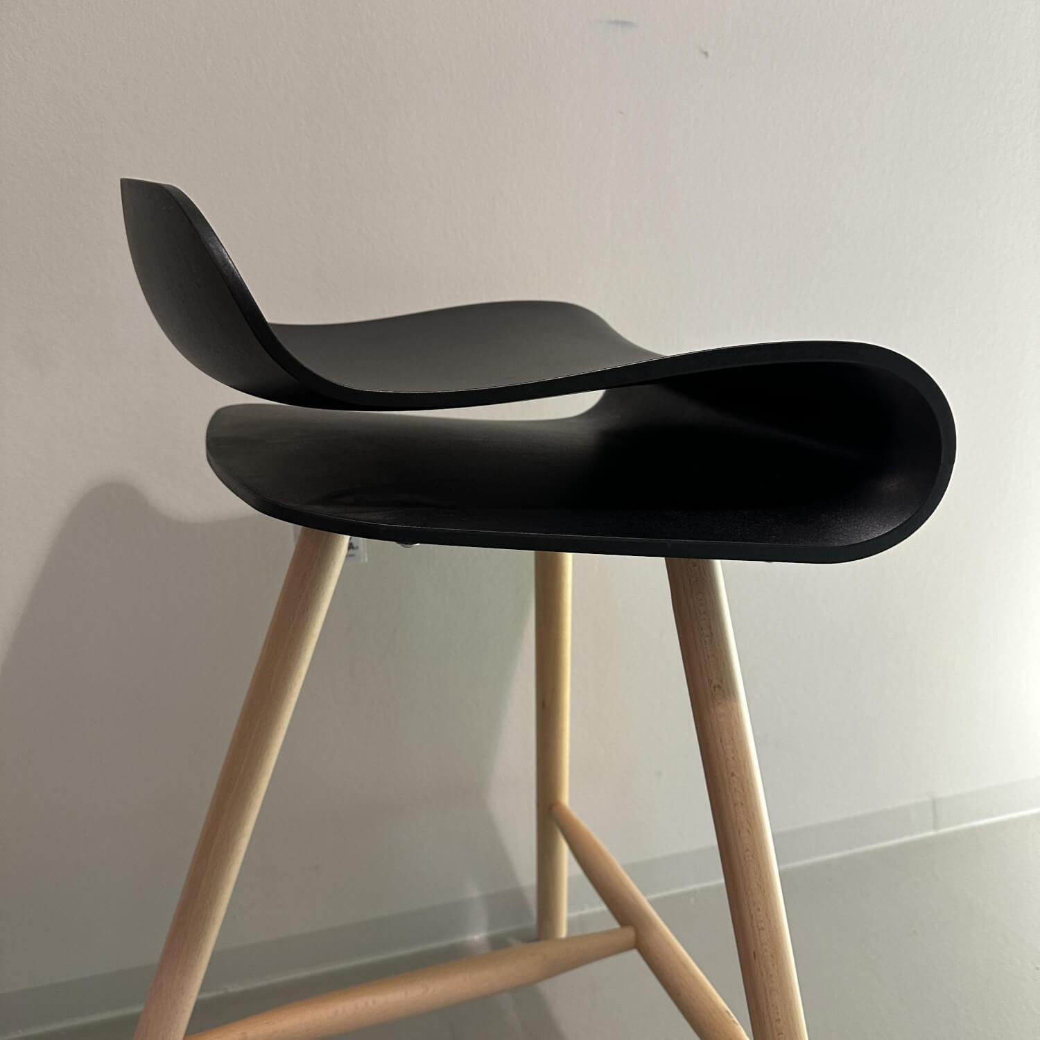 Kristalia - Barhocker BNC Sitzschale Polyurethan Schwarz Beine Buchenholz Natur Lackiert - 5