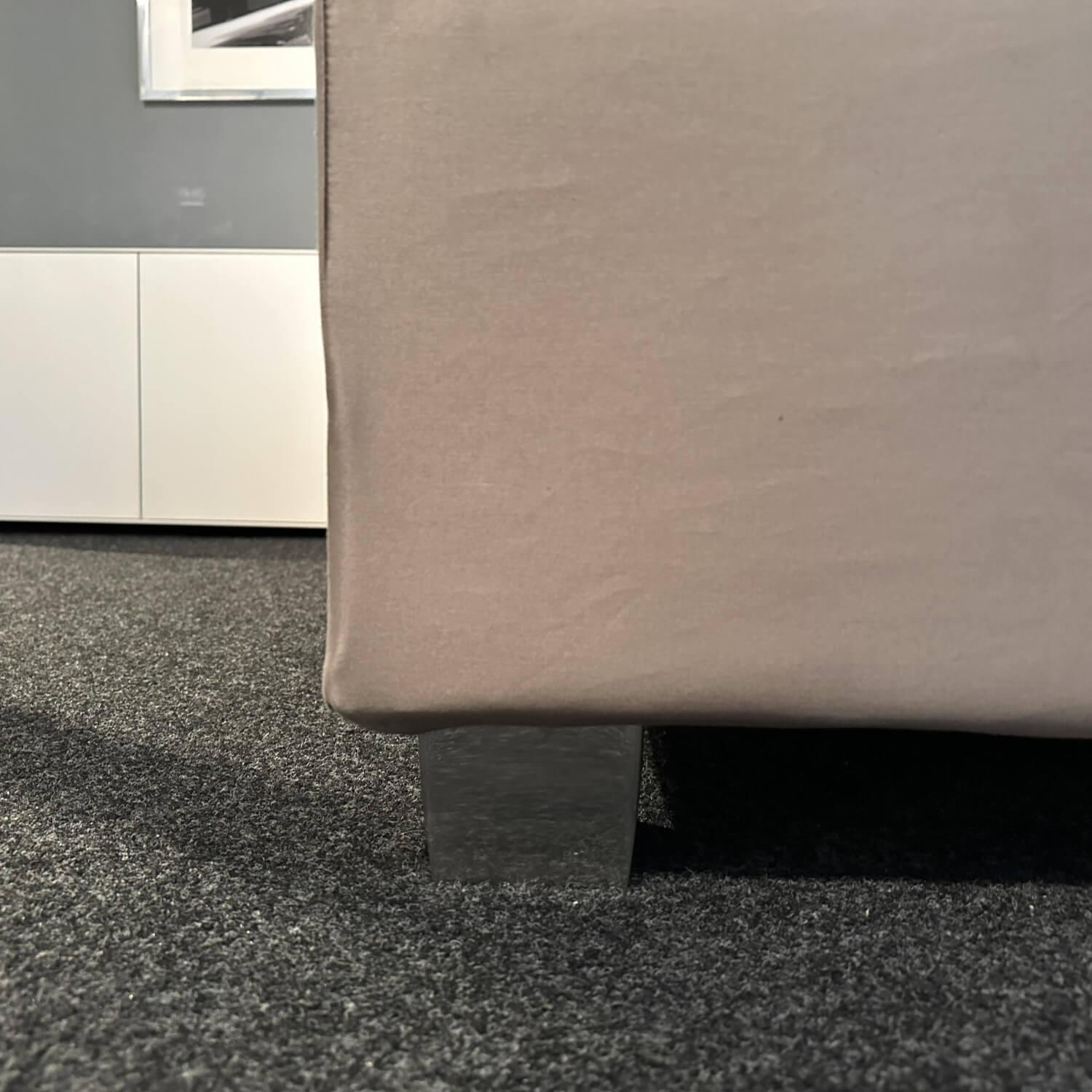 Treca Interiors - Bett Carat Stoff Tiera D Sand Grau Beige Blockfüße Aluminium Inklusive Matratzen Mit Verstellung ohne Topper - 5