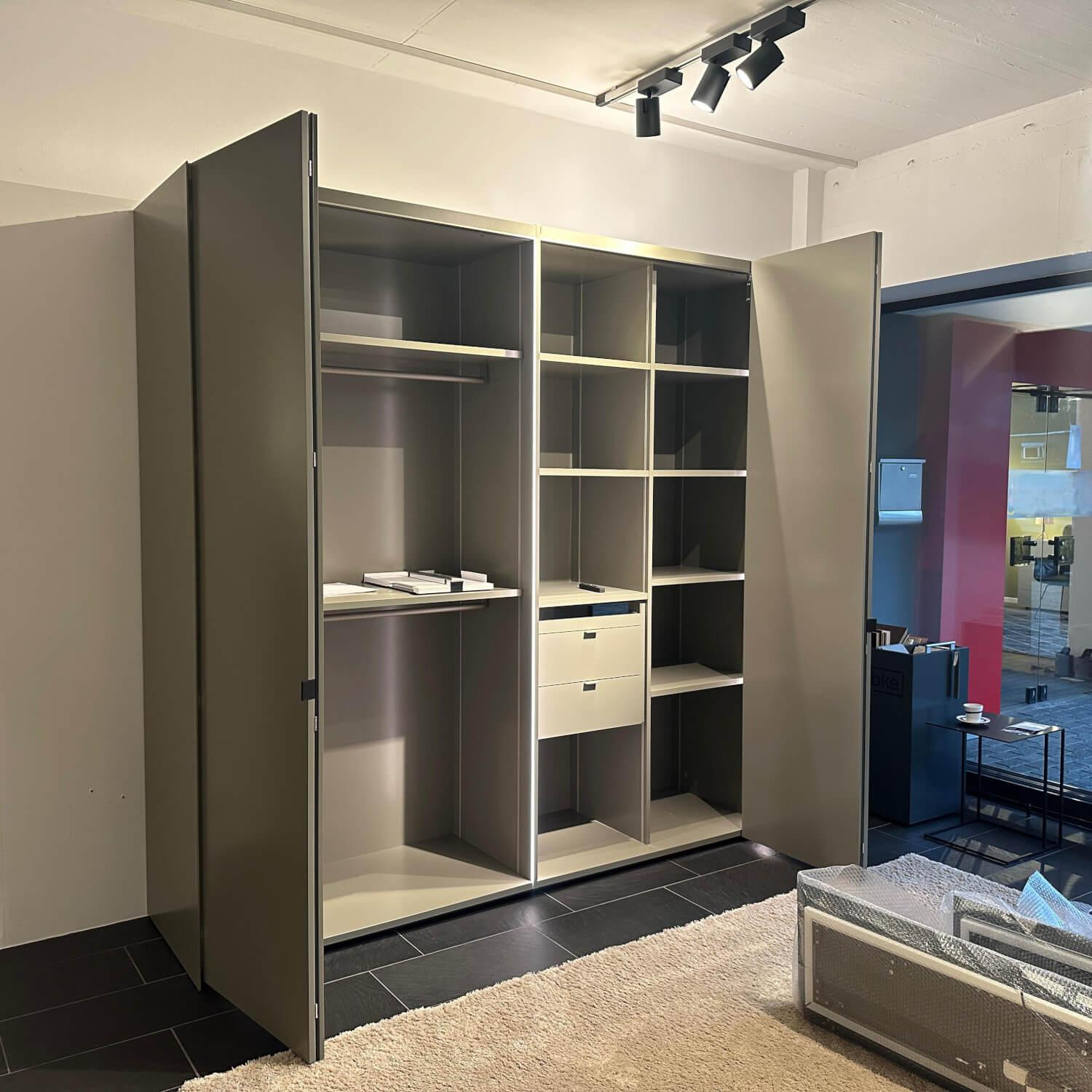 Interlübke - Drop-down closet Collect Plus lacquer M37 Manor Green Brown Leather handle Black Including interior lighting - 5