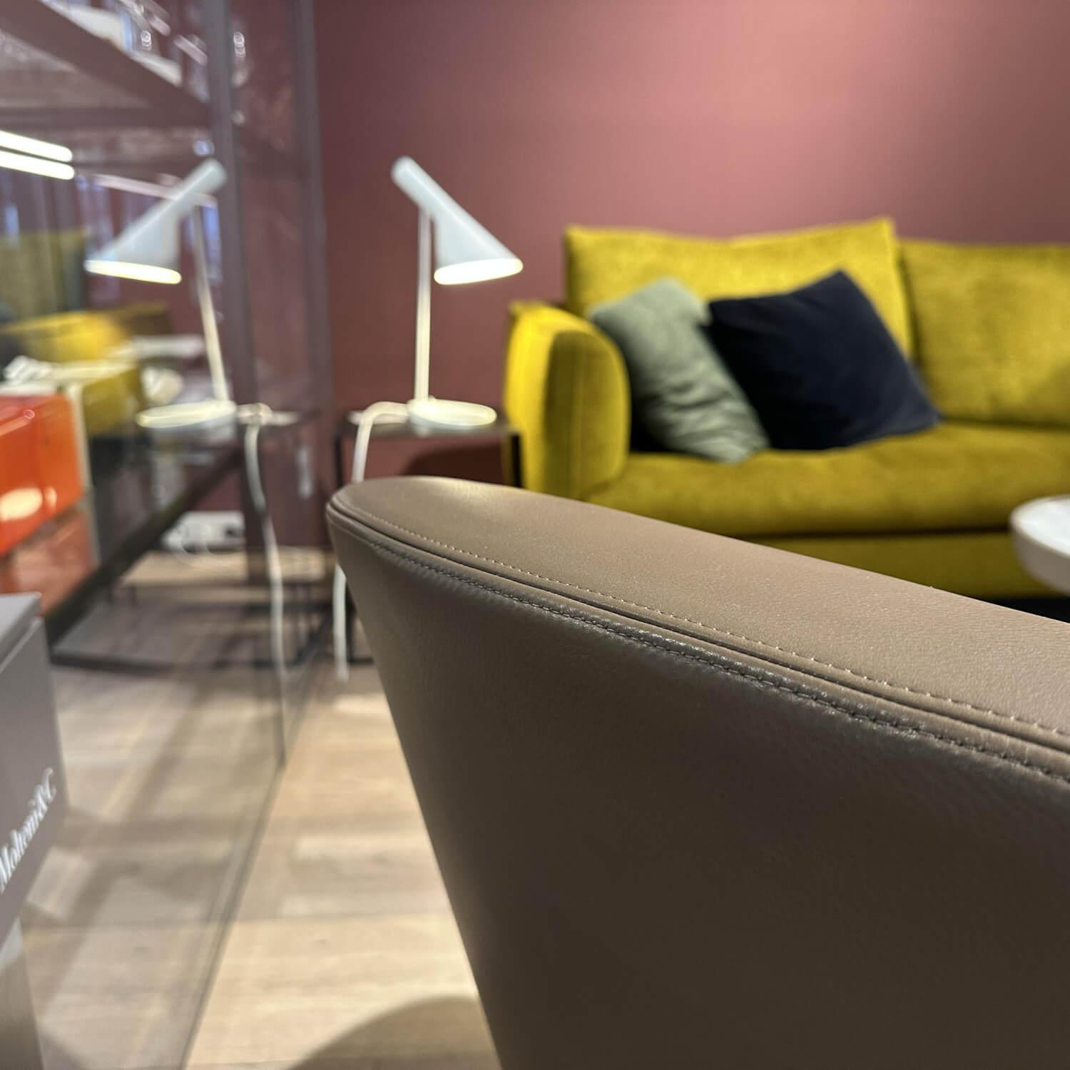 Molteni & C - Sessel Kensington Leder Unique UE130 Nussbaum Braun Drehgestell Metall Zinnfarbig Hochglänzend - 2