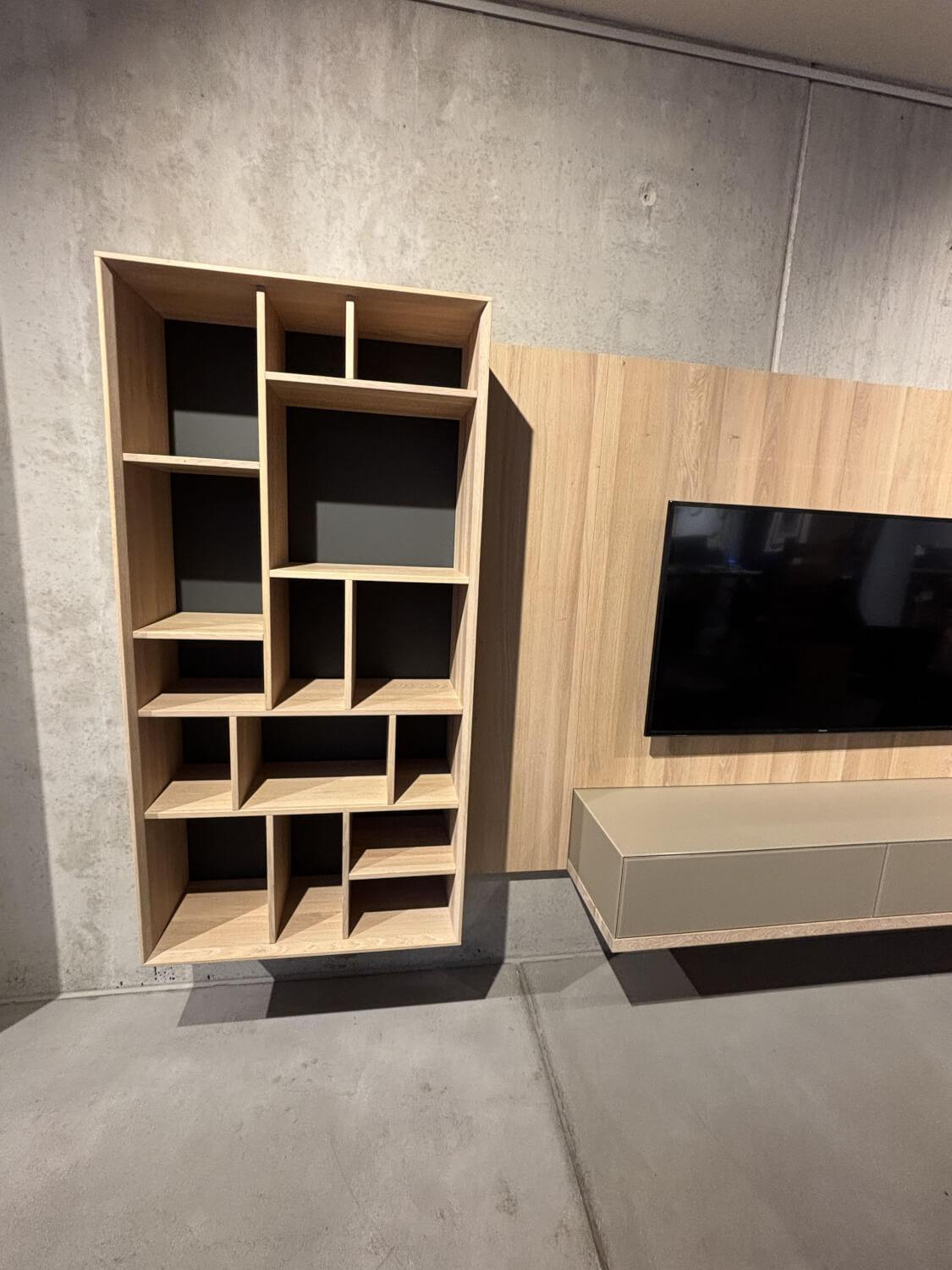 Team 7 - Wohnwand Cubus Pure 32 Eiche Weiß Geölt Farbglas In Naturweiß Kiesel Grau Und Graphitgrau Mit Beleuchtung Und TV-Halteplatte - 3