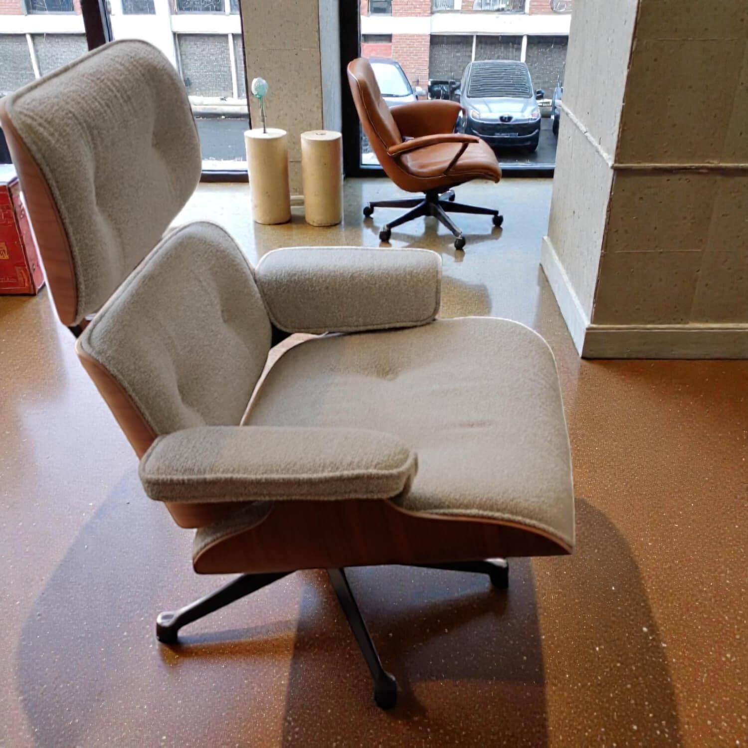 Vitra - Sessel Lounge Chair 11443 Stoff Nubia Creme Sand Beige Schale Nussbaum Schwarz Pigmentiert Untergestell Poliert Seiten Schwarz Mit Hocker - 3