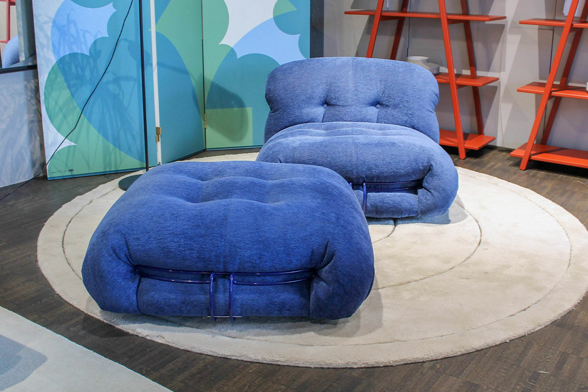 Cassina - Sessel Soriana 944 Stoff Luxor Blu Cina Blau mit Hocker - 2