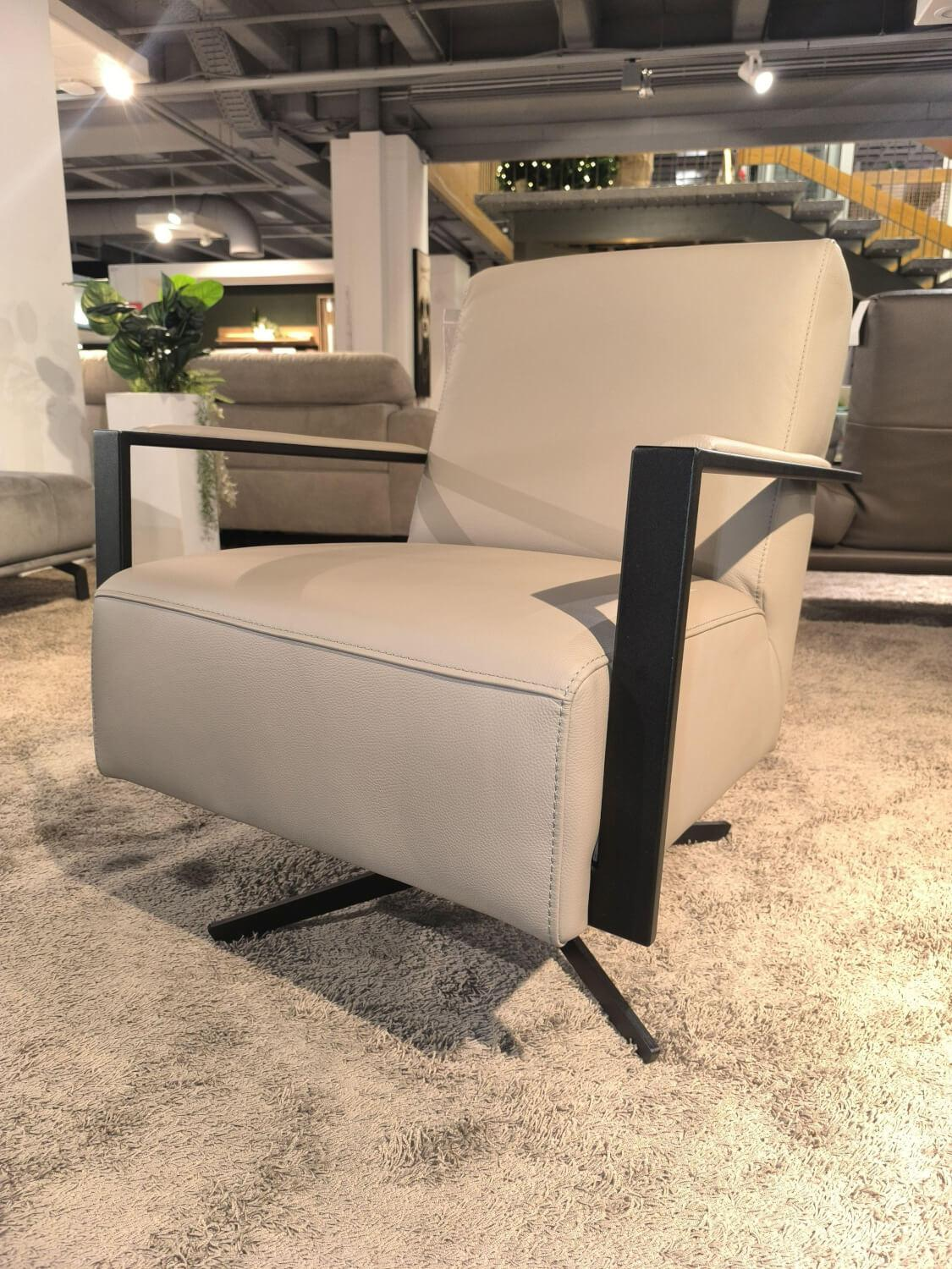 Koinor - Sessel Jadon Leder B Bull Nebbia Grau Armteil Und Drehkreuz Schwarz Matt - 4