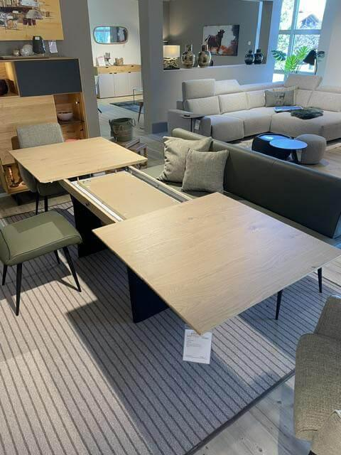 K+W - Essgruppe Vari Tisch Asteiche Furniert Bianco mit 4 Stühle Leder Bronco Zypresse Grün 1 Bank - 2