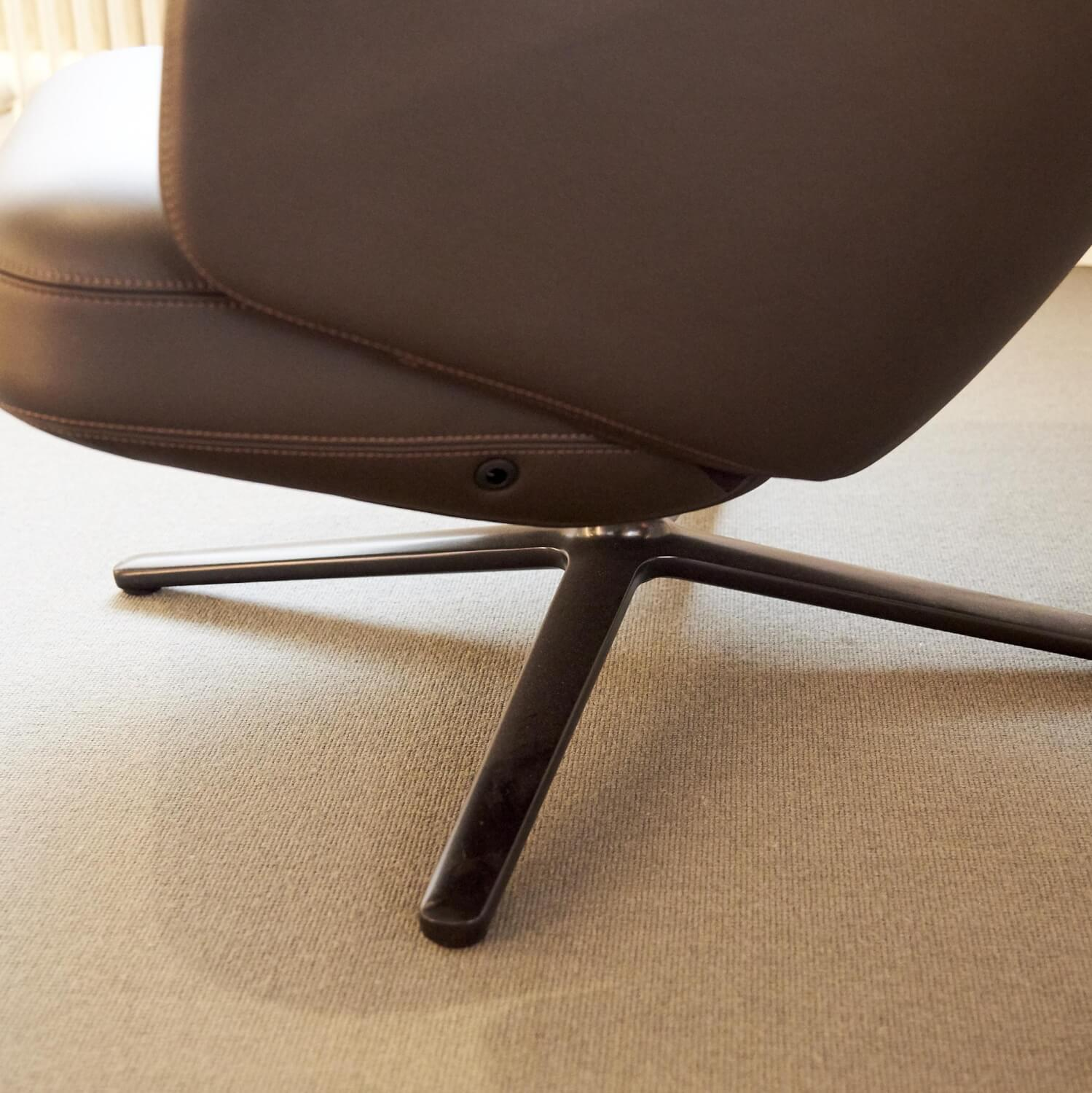 Vitra - Sessel Grand Repos Leder Premium Braun 77 Gestell Basic Dark mit Ottoman - 2