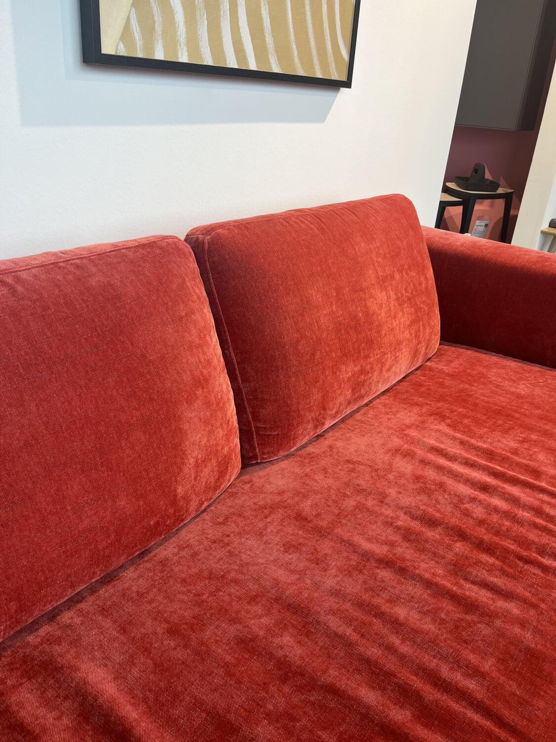 Raum.Freunde - Sofa Lenni Style Stoff Wildflower 9 Raspberry Pink Rot Füße Metall Schwarz - 6