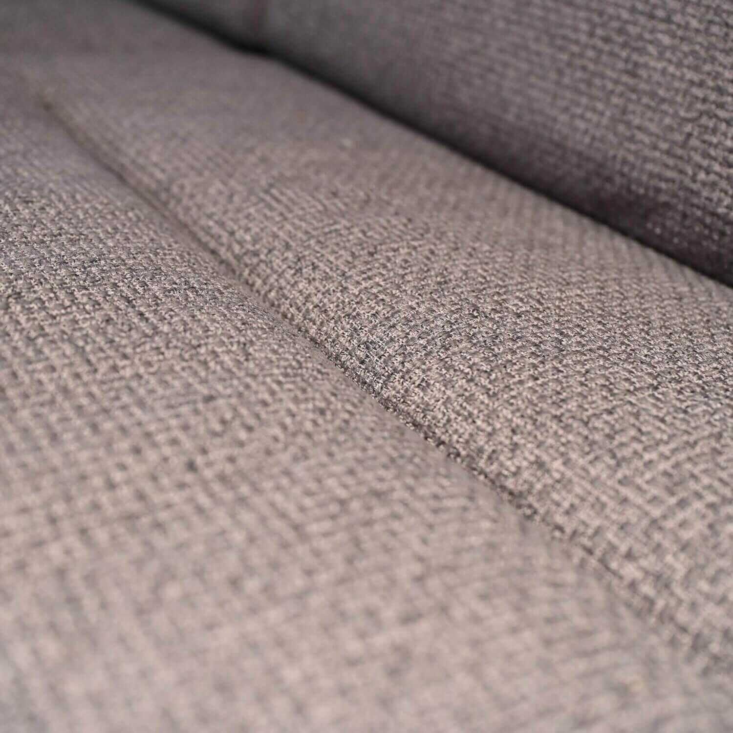 Sofa Stella 2,5-Sitzer Stoff Erica 596 Farbe Mole 09 Fuß 45 Matt Schwarz mit Hocker