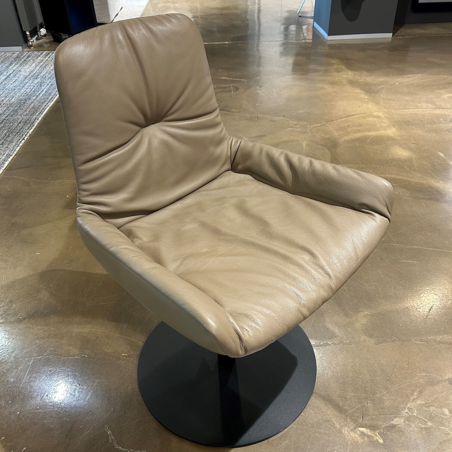 Freifrau - Armlehnstuhl Leya Low Leder Sahara Platino Braun Grau Tellerfuß Metall Tiefschwarz Mit Filzgleitern - 4