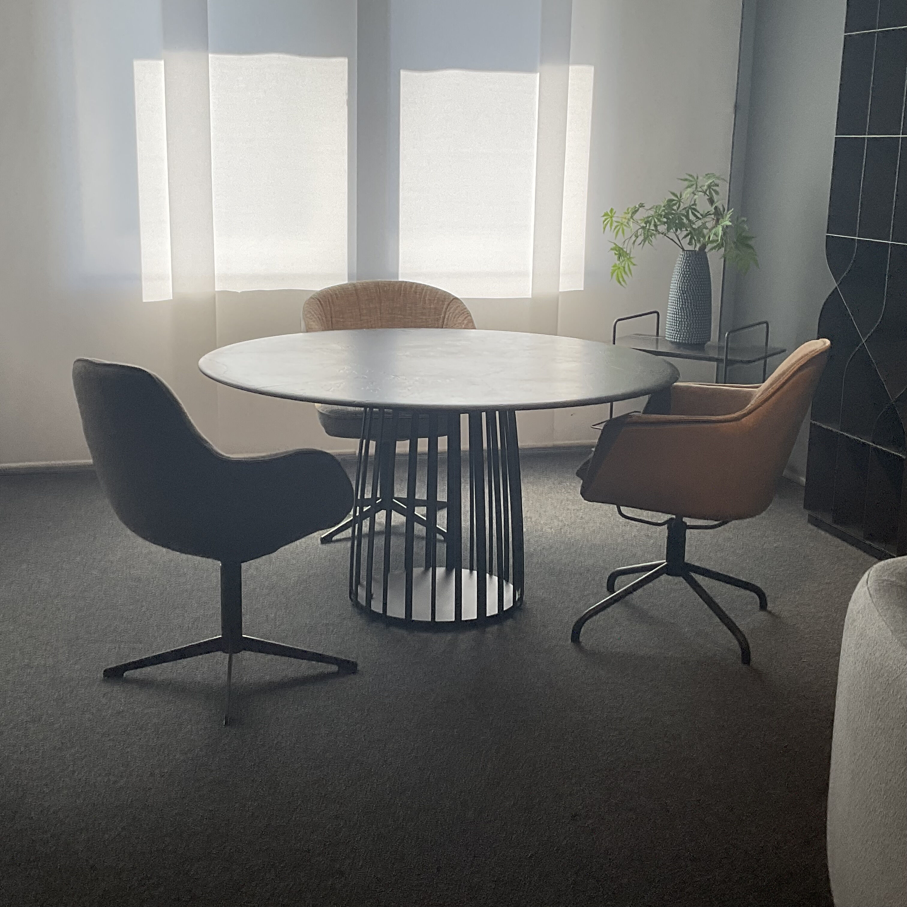 Janua - Esstisch Basket Rund Platte Stein Infinity Gestell Stahl Tiefschwarz Pulverbeschichtet - 3