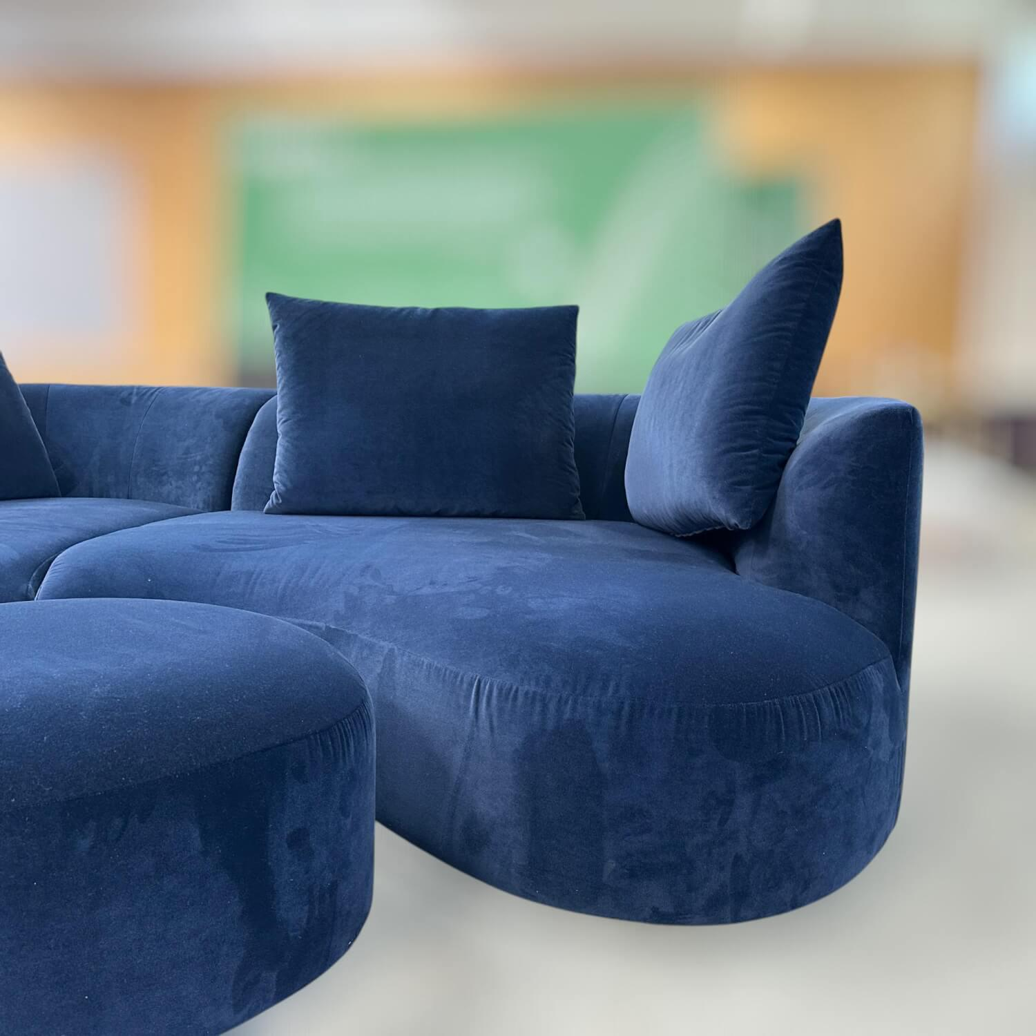 COR - Sofa Siwa Stoff JAB Easy Velvet Blau mit 3 Rückenkissen und Hocker - 3