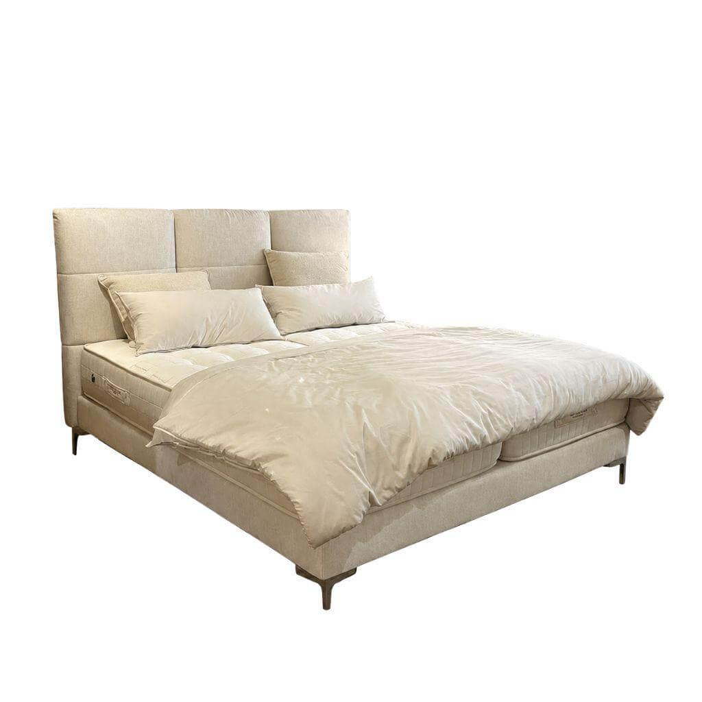 Treca Interiors - Polsterboxspring Bett MOON Select Stoff Stoff Endless 070 Beige Grau Füße Metall Verchromt Inkl. 2 Matratzen - 1