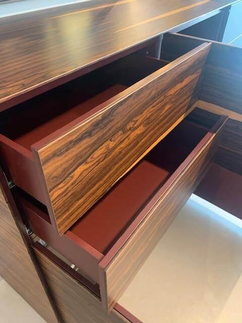 Kettnaker - Highboard Soma Front ZK Matt Holzoptik Und SM Grau Mit Wechseloption  Innen Lack Matt Beere Rot Sockel Lack Matt Graphit Ohne Deko - 3