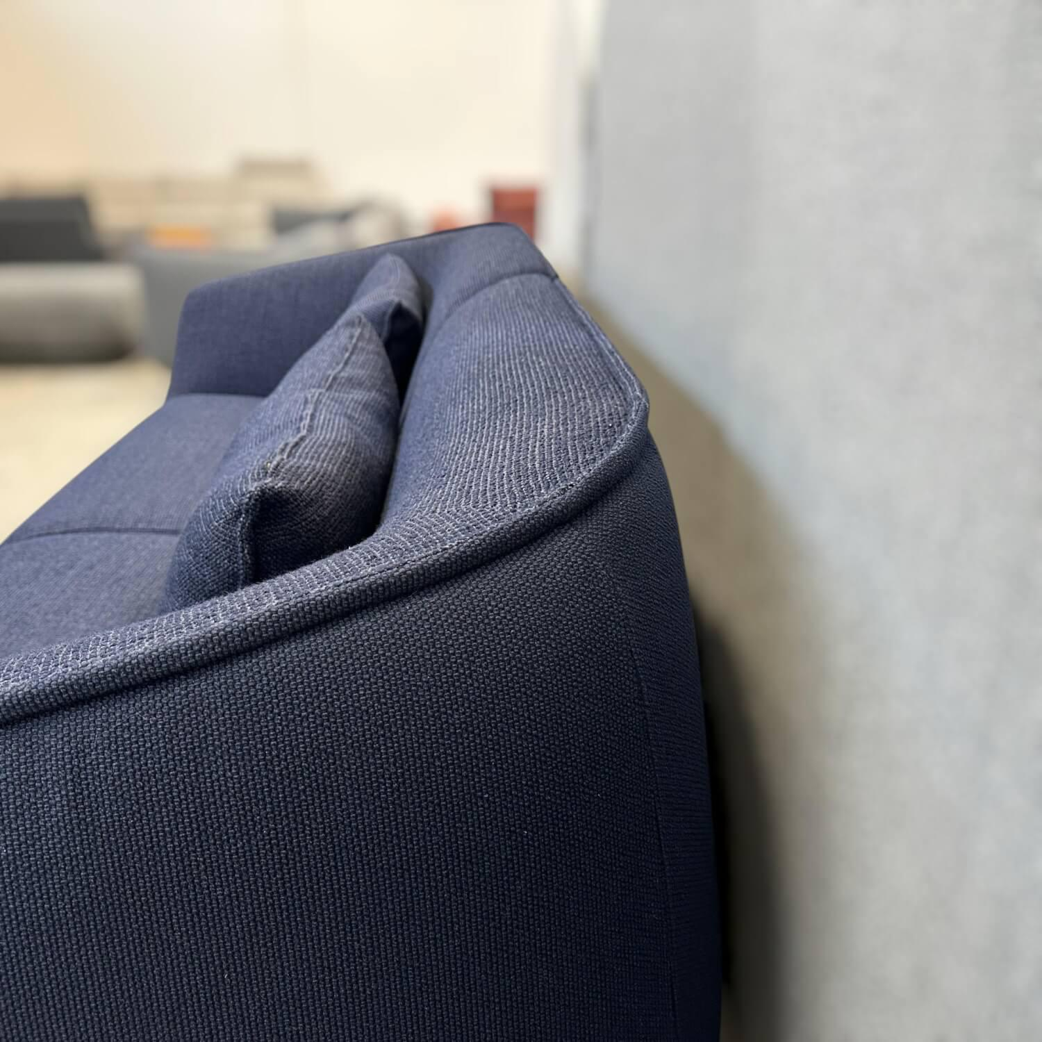 COR - Sofa Nook 36311 Stoff Außen 12039 Nachtblau Innen 8196 Indigo Blau Inklusive Hocker - 8