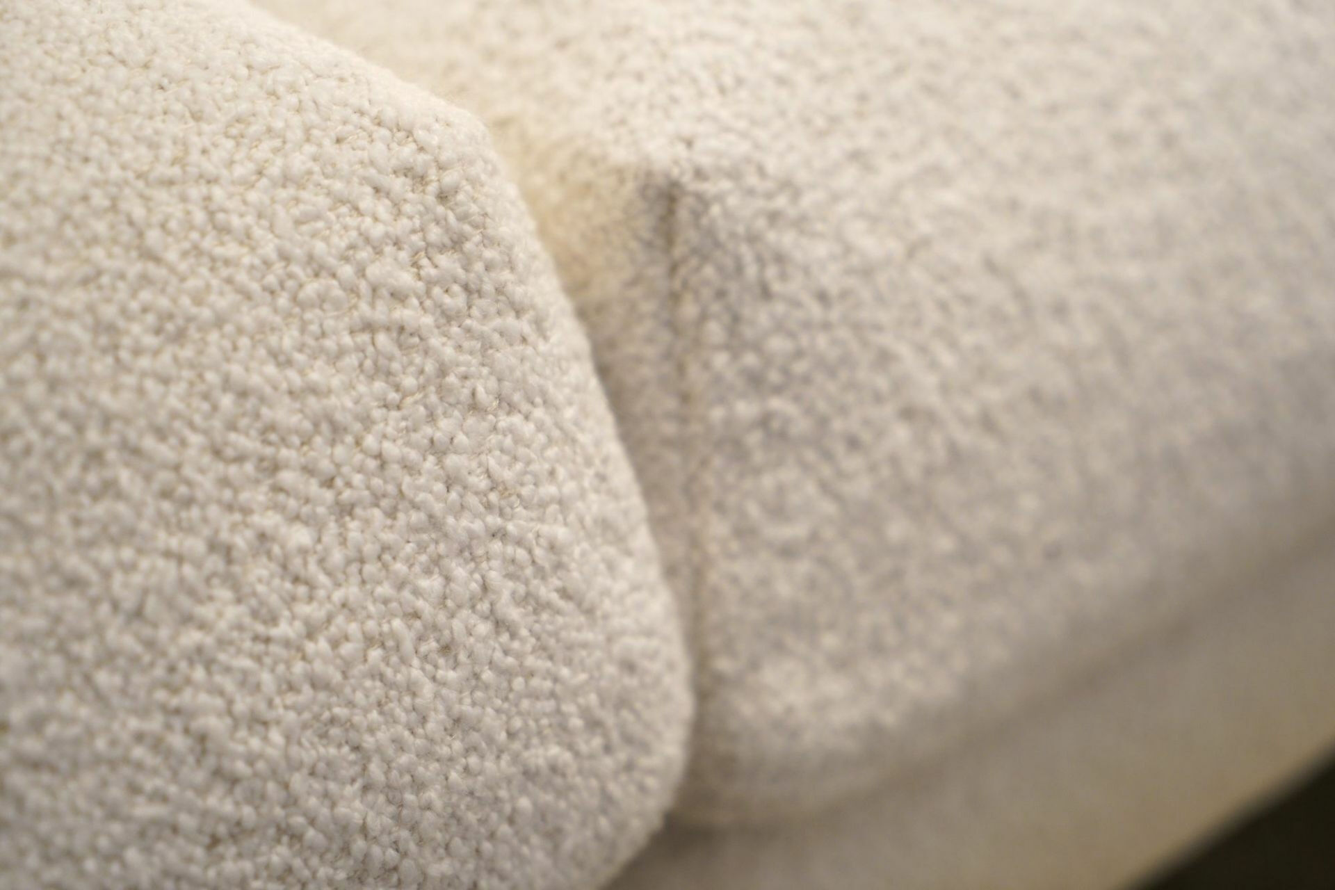 Wendelbo - Ecksofa Maho Stoff Cuddle Col. 02 Cat. 6 Weiß Füße Pulverbeschichtet mit 2 Kissen - 3