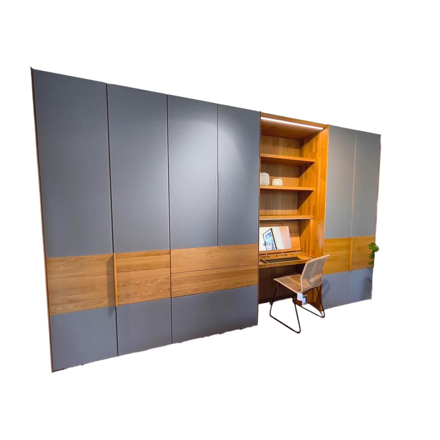 Team 7 - Kleiderschrank Valore Eiche Natur Geölt Front Farbglas Mittelgrau Matt Korpus Buche Mit Beleuchtung - 1