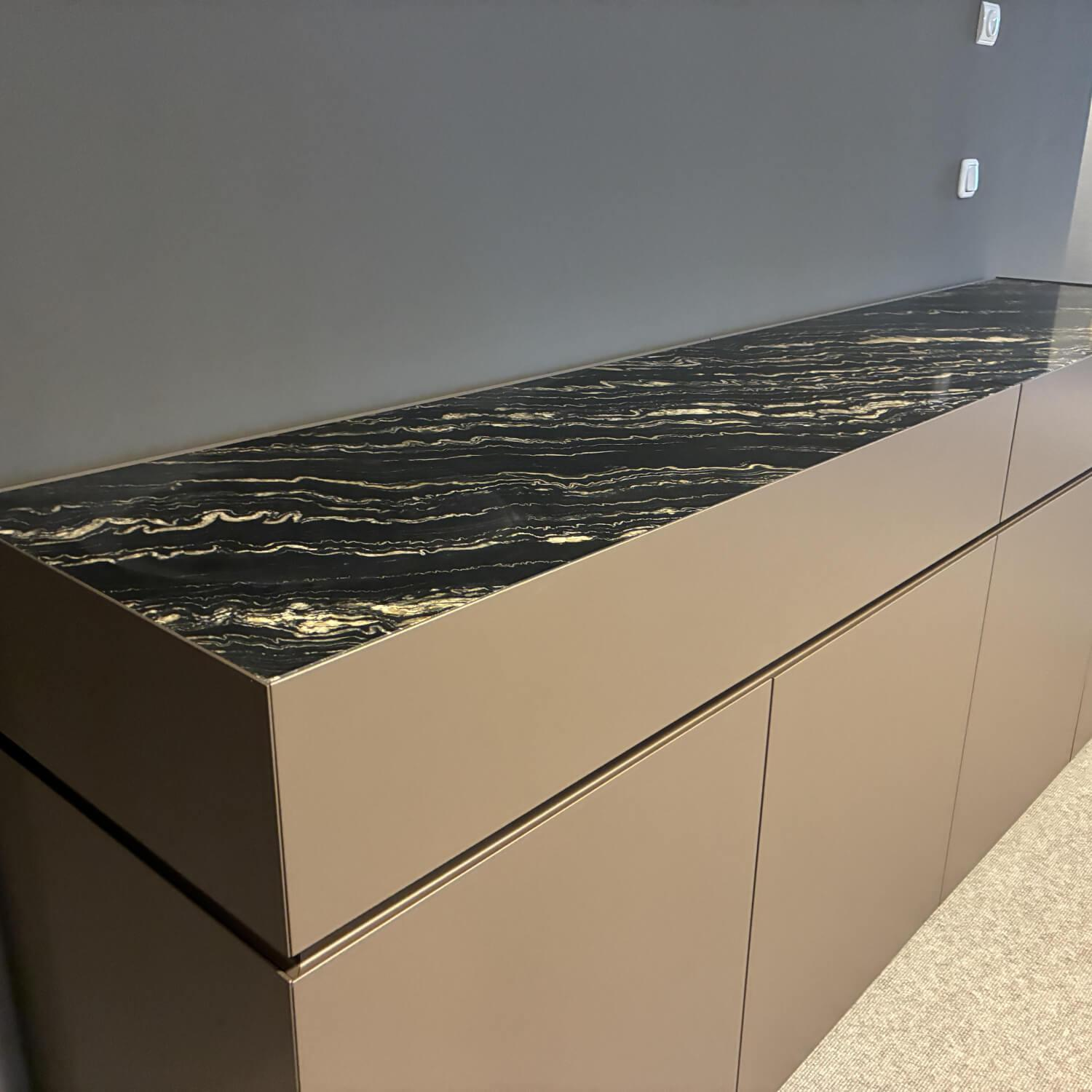 Interlübke - Sideboard Cube Bold Lack M10 Bronze Metallic Abdeckplatte Quarz Tropical Storm O64 Schwarz - 4