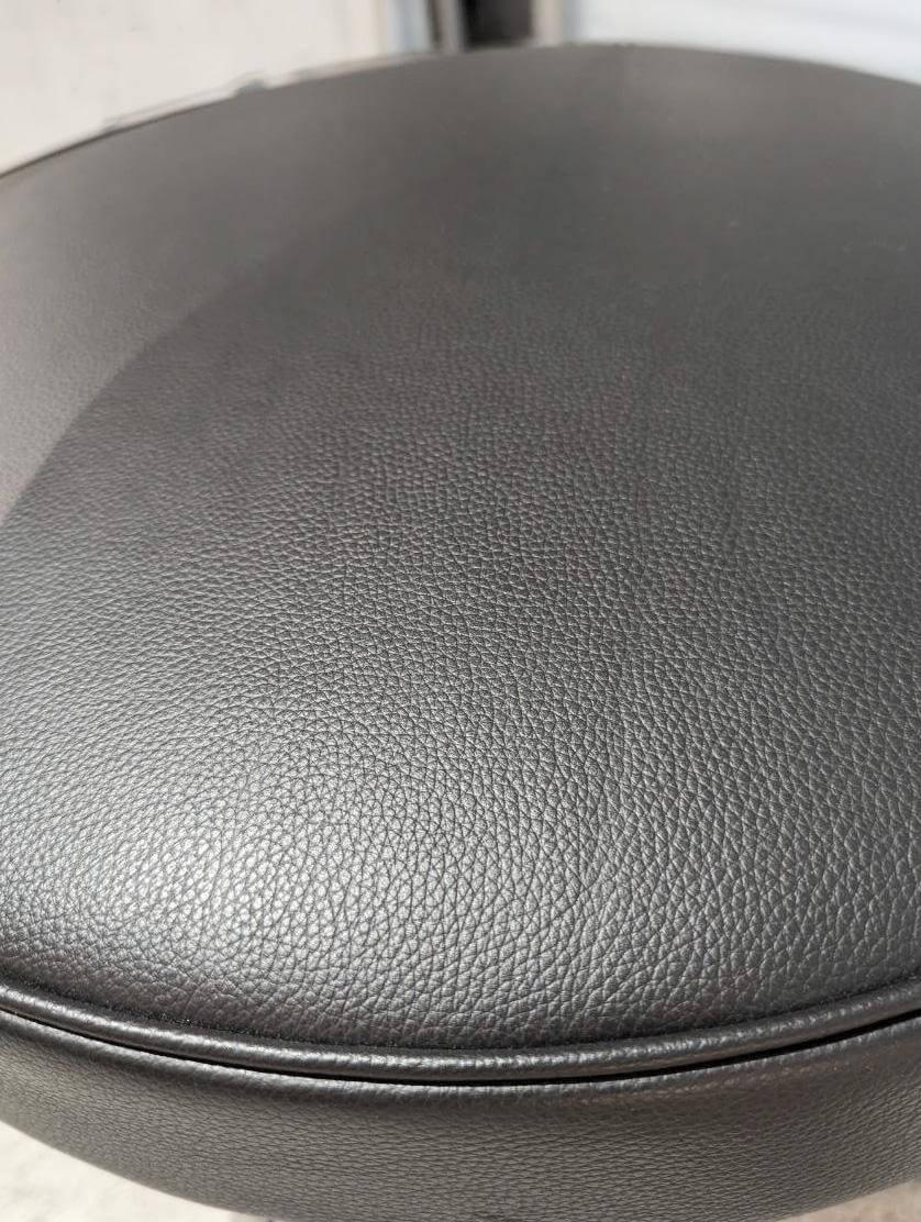 Cassina - Drehsessel 7 Fauteuil Tournant Leder Schwarz Gestell Stahl Füße Kunststoff Schwarz Lackiert - 2