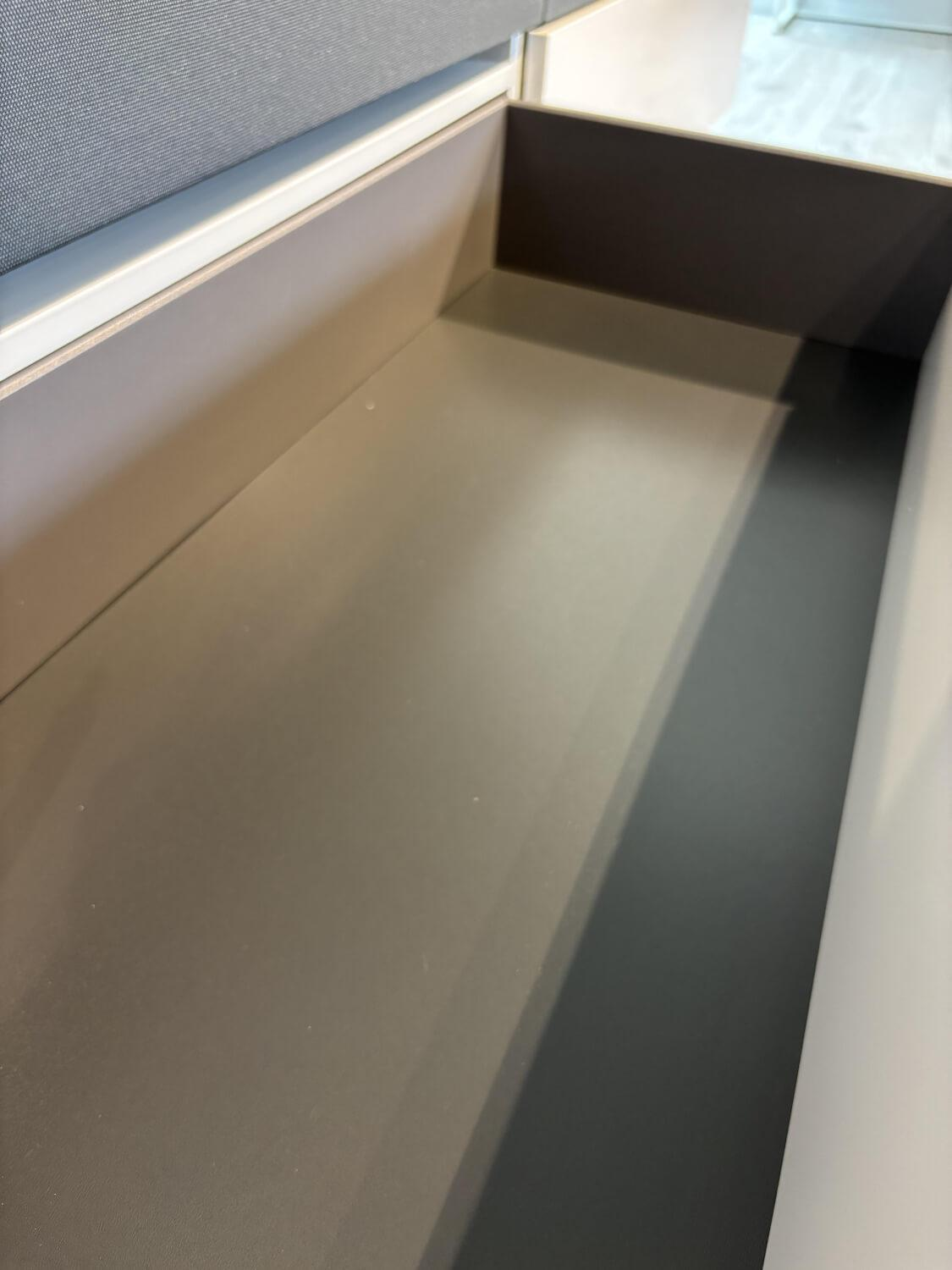 Raum.Freunde - Lowboard Henri MDF Lack Weiß Akustikstoff Graphit Grau Füße Metall Schwarz - 5
