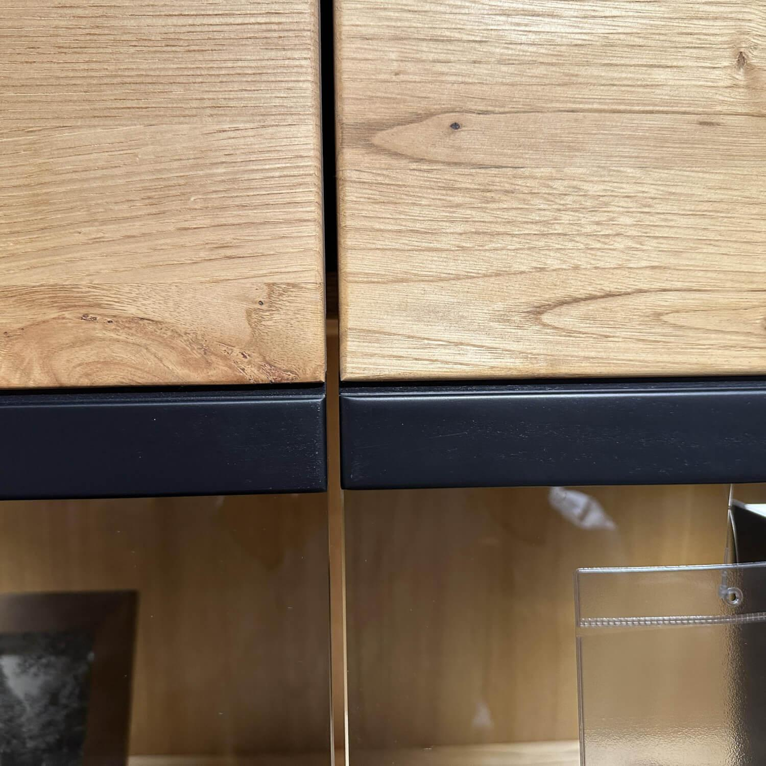 Decker - Sideboard Kulma Astkastanie Massiv Natur Geölt Astfüller Schwarz Akzent Rillenoptik Mit Beleuchtung - 6