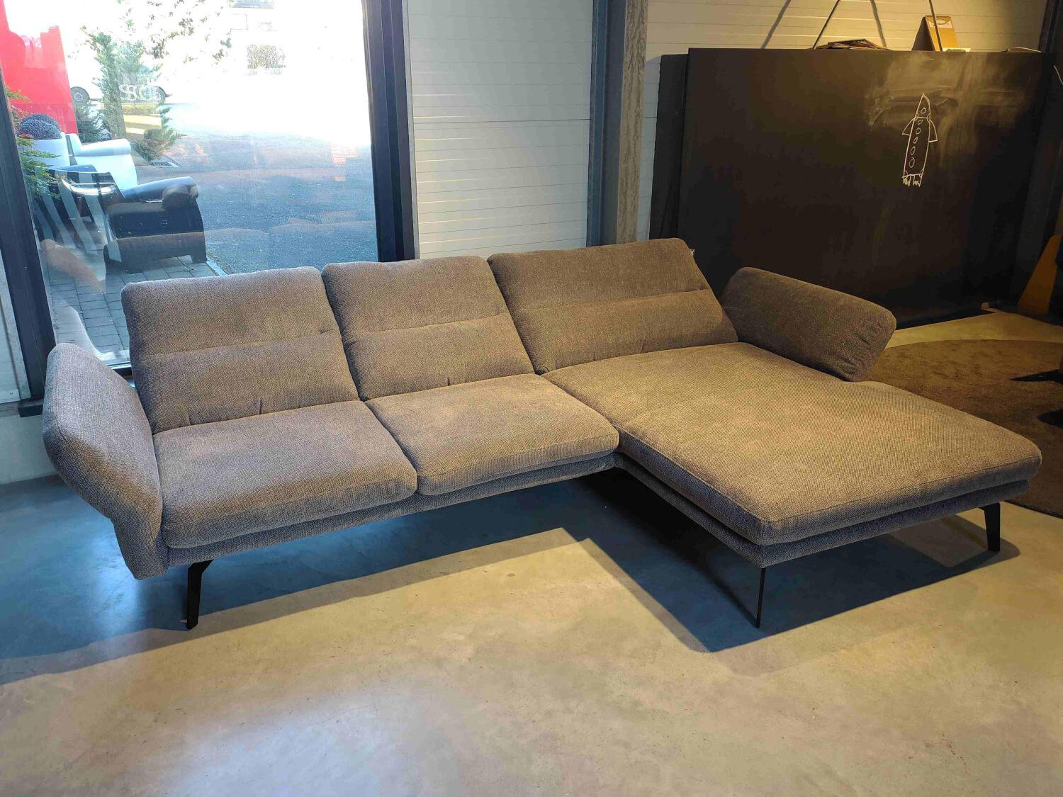 DFM - Eckgarnitur Alexander Comfort Republic Stoff Lora 12 Taupe Füße Metall Schwarz Mit Hocker - 2