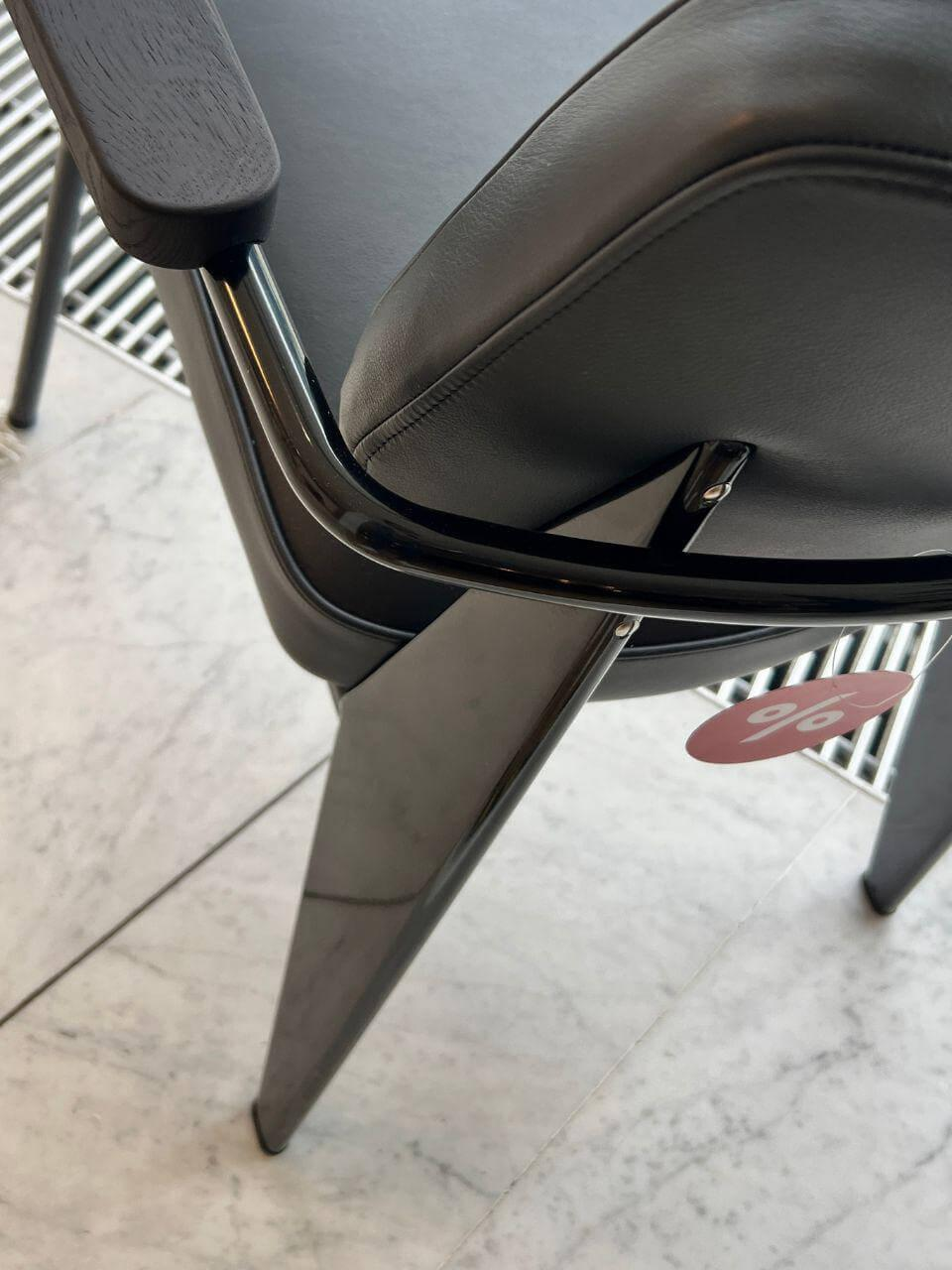 Vitra - Sessel Direction Leder Premium F Schwarz Armelehne Eiche Dunkel Tiefschwarz Glatt Gestell Metall Tiefschwarz Glatt - 3