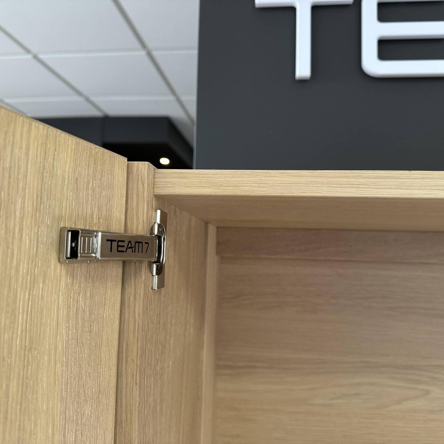 Team 7 - Vitrine Cubus 10 Farbglas Mittelgrau Eiche Weißöl Klappgriffe Edelstahl Mit LED Beleuchtung - 8