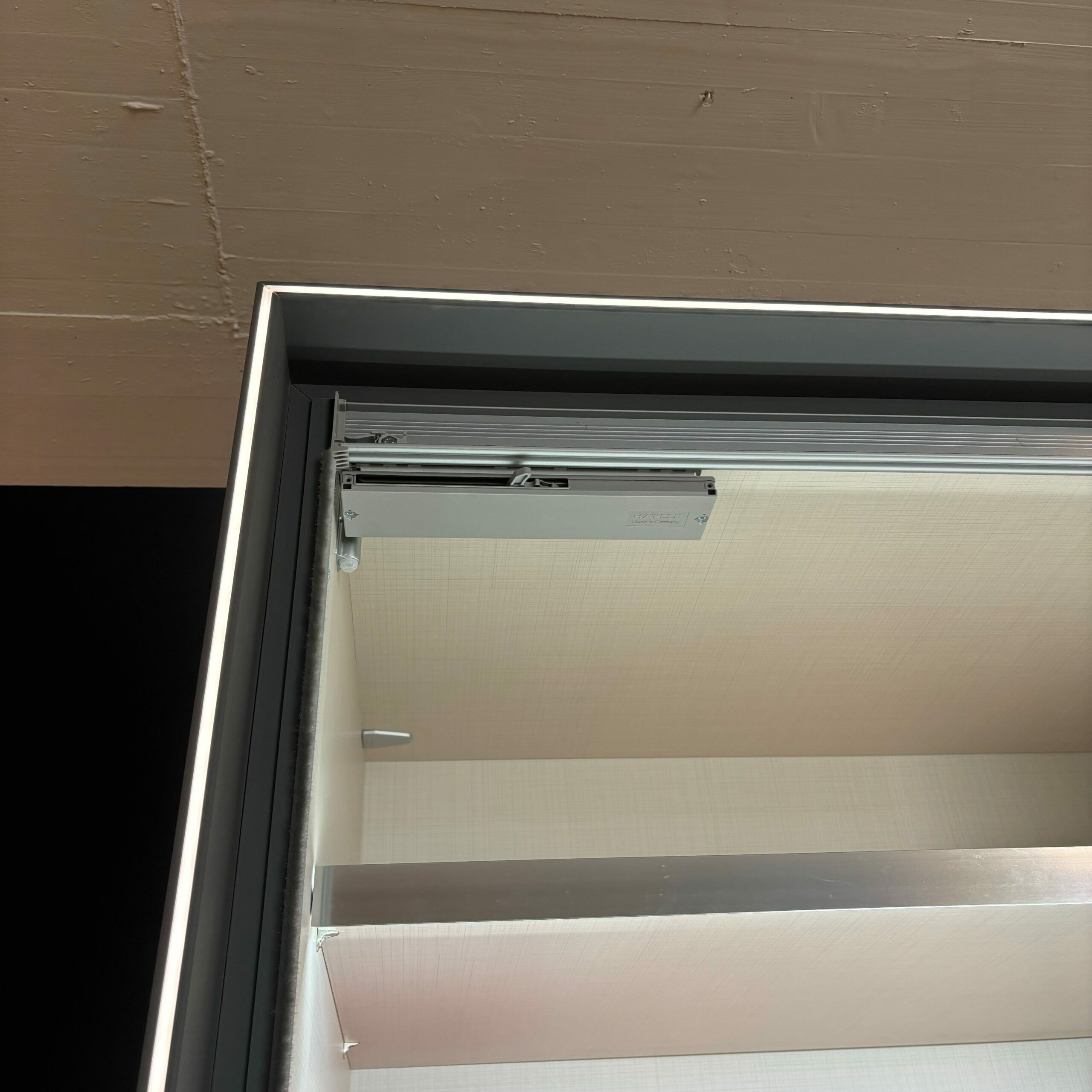 JOOP! - Schwebetürenschrank Joop 86083 Front Grauspiegel Akzente Vulkanglas Mit Siebdruck Korpus Dekor Vulkan Grau Innen Hell Griff Und Zierleiste Chrome - 6
