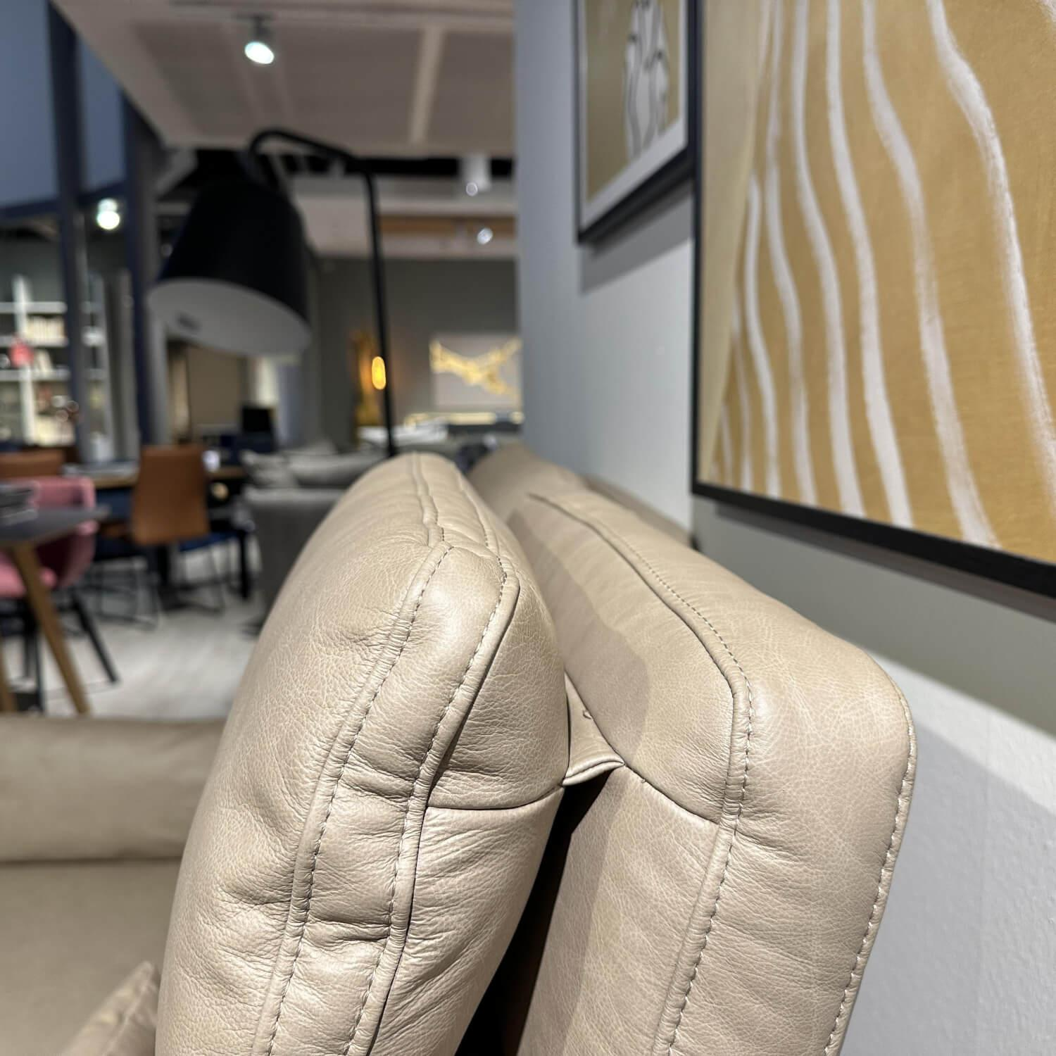 Raum.Freunde - Sofa Tova RA 22002 Leder Vicenza Taupe Beige Metallkufe 420 Schwarz Matt Inklusive Kissen - 6