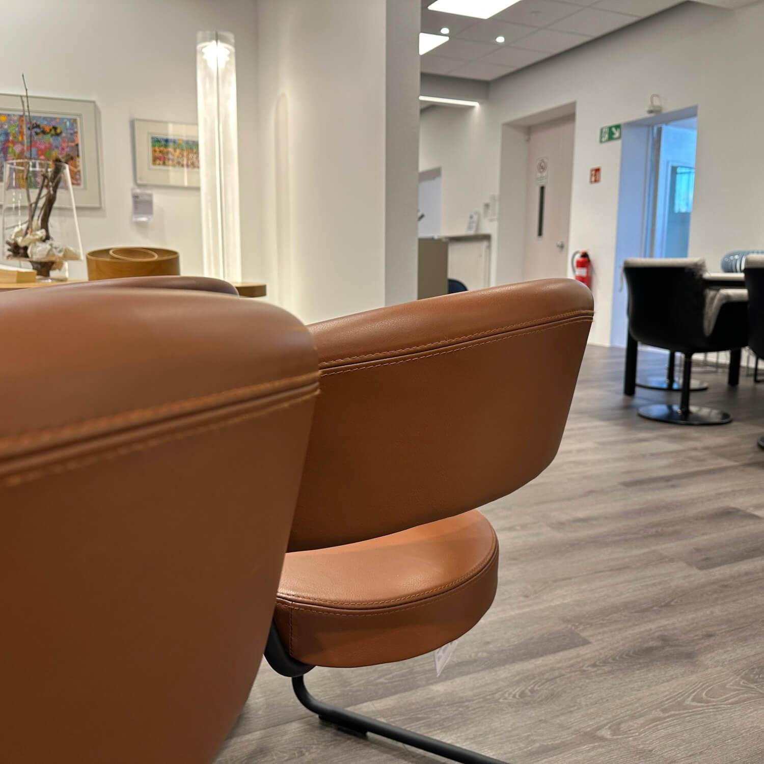 Tecta - 4er-Set Armlehnstuhl D9 Leder III Cinnamon Braun Gestell Stahlrohr Schwarz Pulverbeschichtet - 4