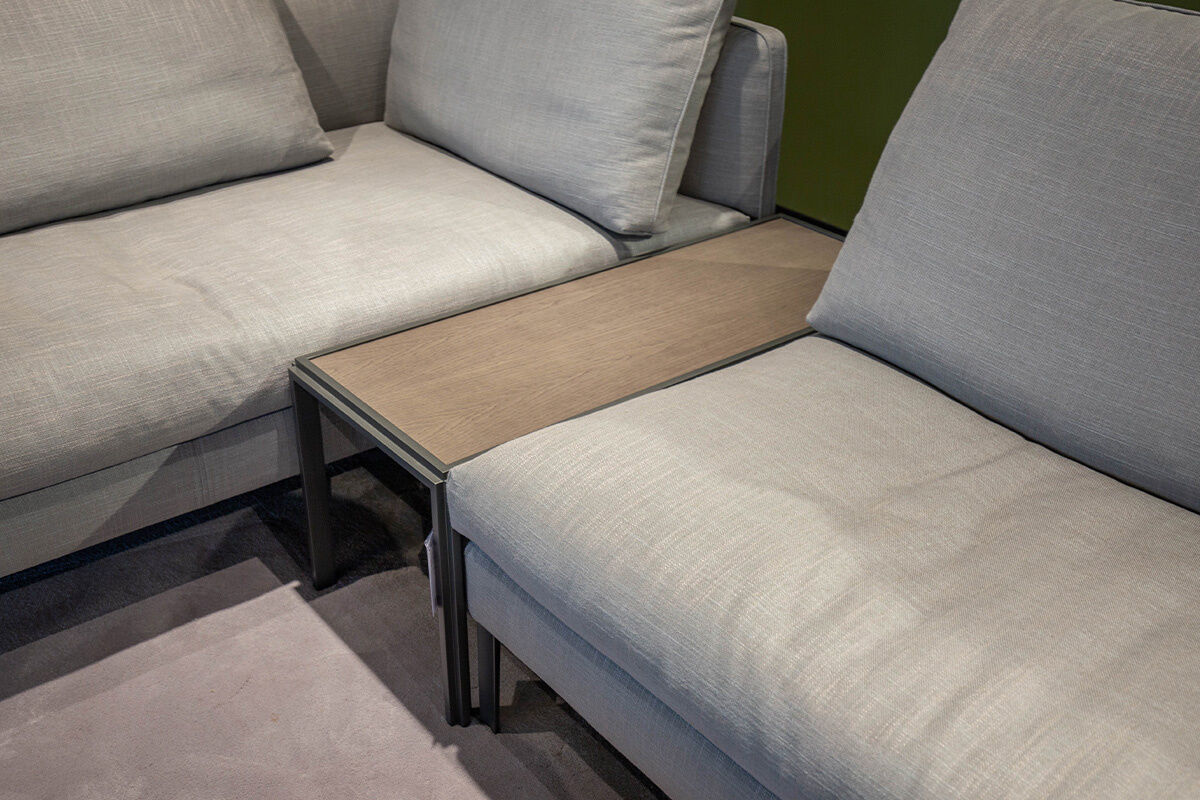 Molteni & C - Ecksofa Paul Stoff Katana Hellgrau Gestell Aluminiumdruckguss Mit Rutschfesten Kunststoffkappen Zinnfarbig Inklusive Beistelltisch Jan JTA08 Und Dekokissen - 3