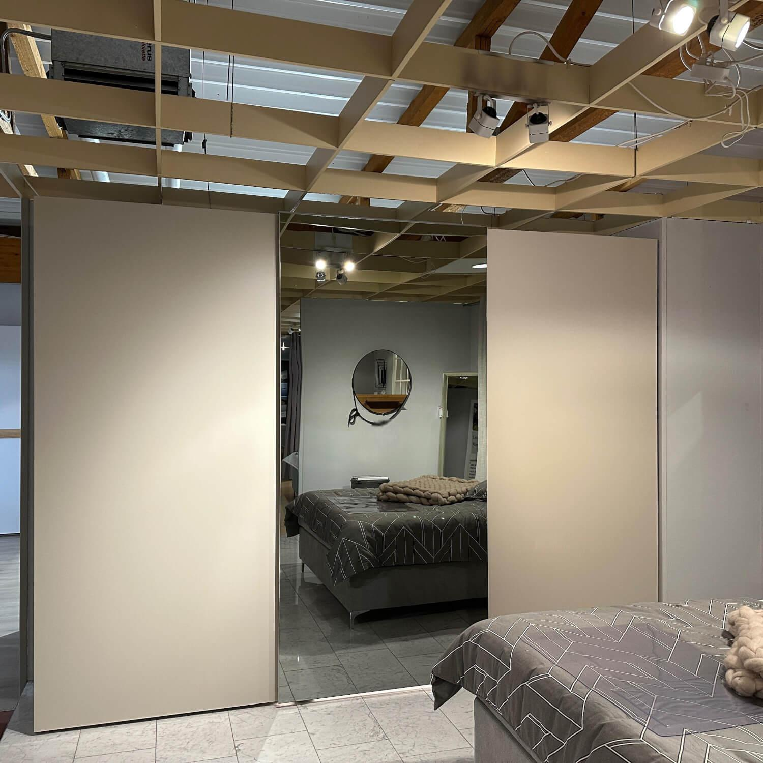 Tomasella - Schiebetürenschrank Contur Loretto Türen Lack Gola Smart OC 162 Platino Weiß Beige Glas Spiegel Innen Stoffoptik Tramato Grau Beige - 12