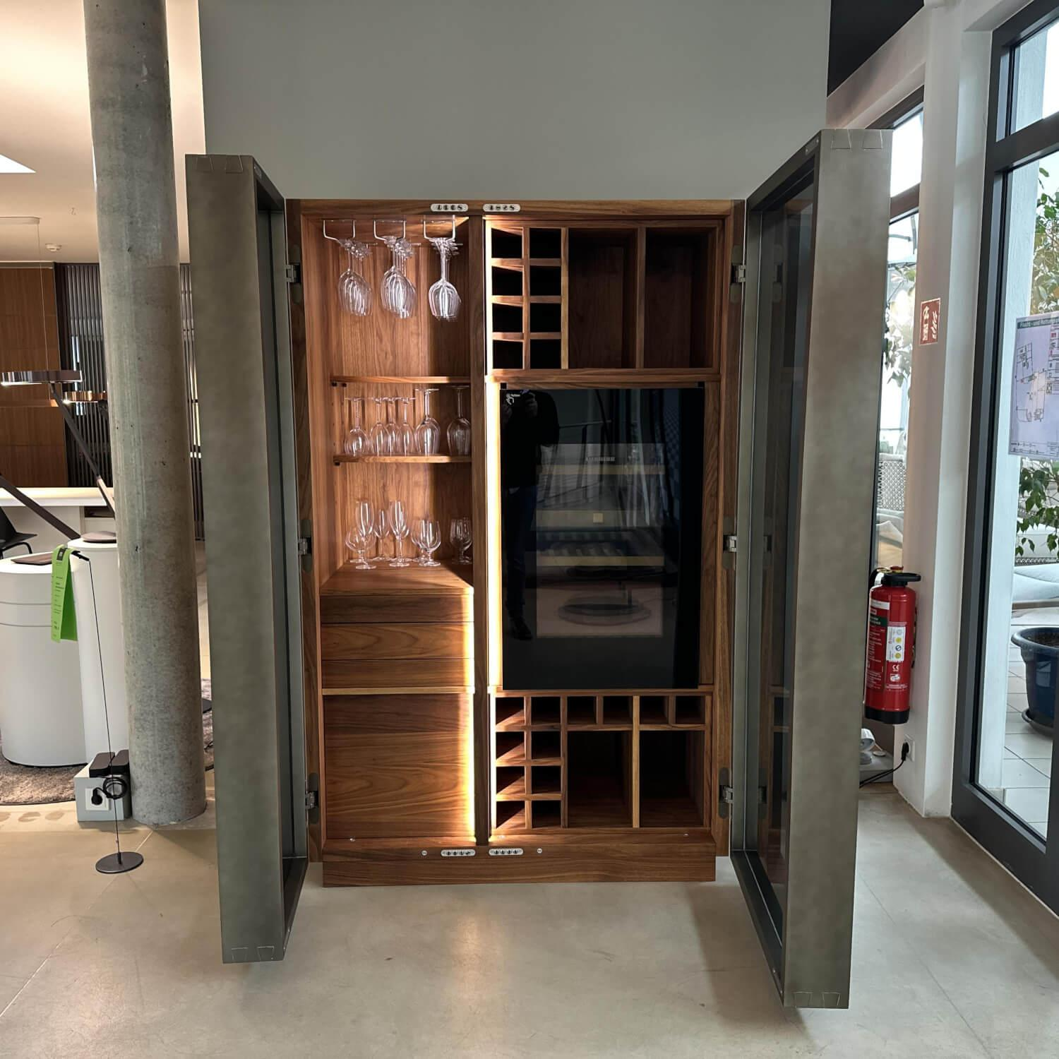 Riva1920 - Weinkofferschrank Cambusa Nussbaum Massiv Front Rauchglas Rahmen Eisen Mit LED Beleuchtung - 8