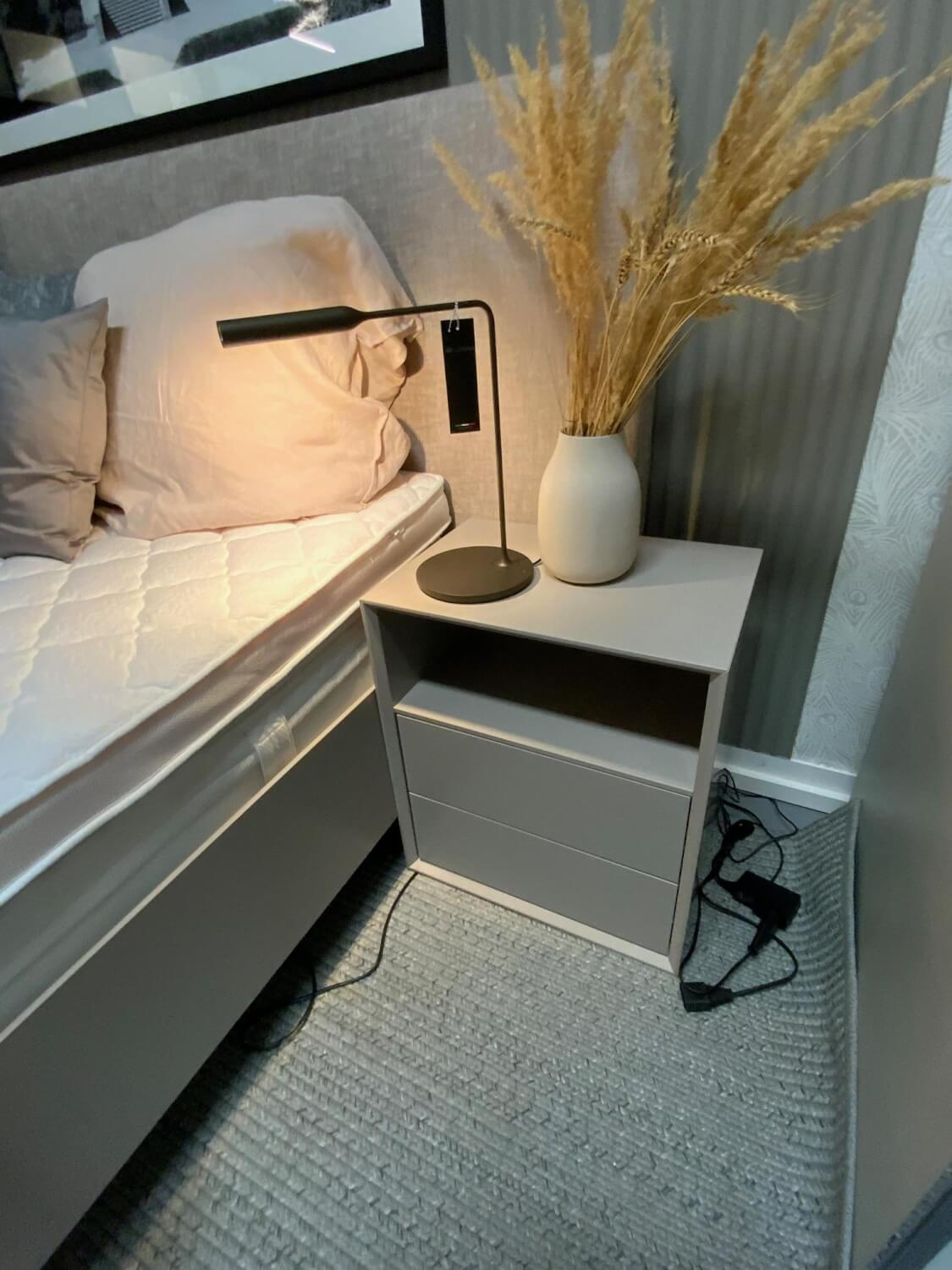 Kettnaker - Bett B3 Kopfteil Stoff Maple Creme Füße Verchromt Inklusive Nachttische Mattlack Seide Weiß - 5