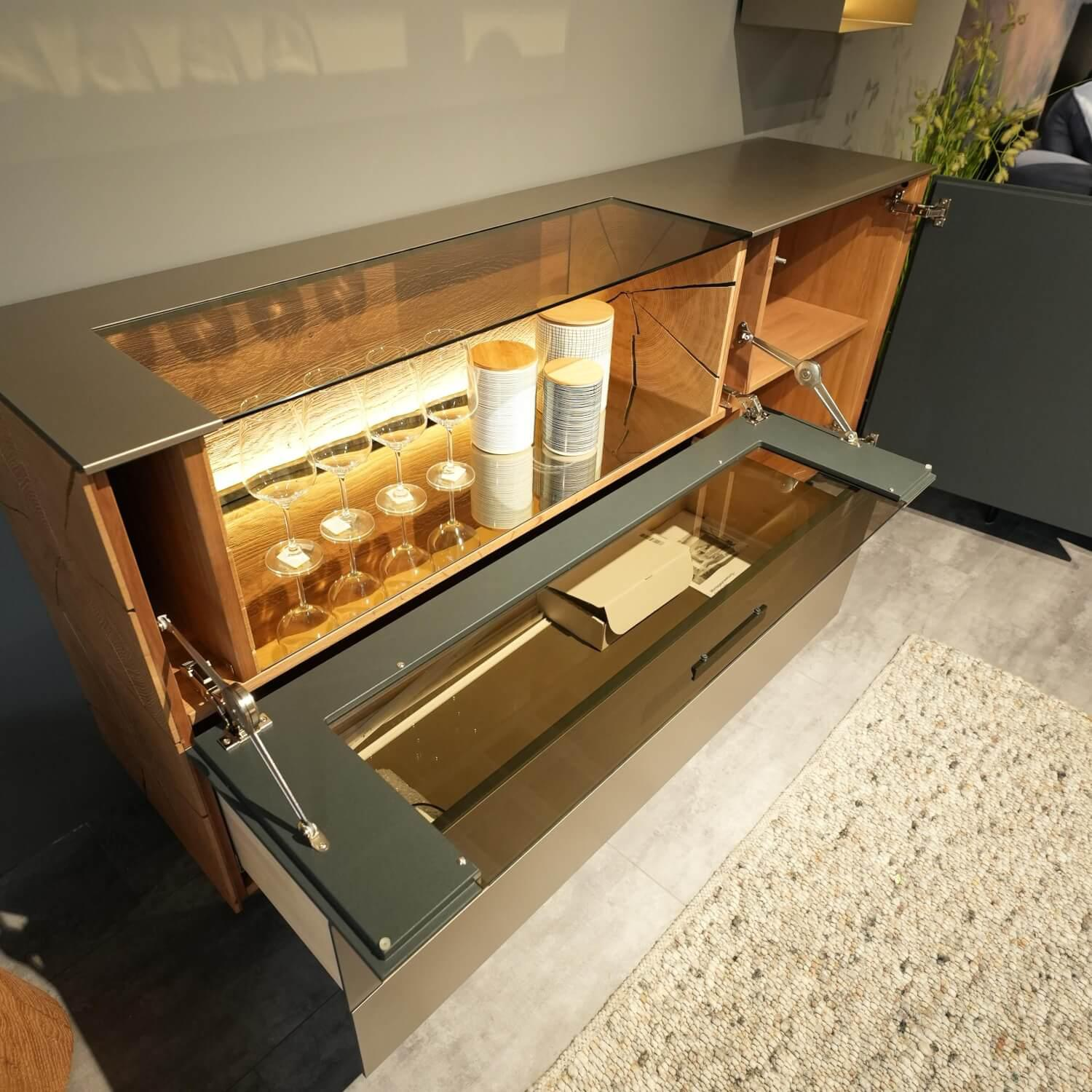 Hartmann - Sideboard 418T Vara Kerneiche Umato Sägerau Gebürstet Titan Grau  Mit Vitrine 9612 Beleuchtung Kufen 1045 Anthrazit - 4