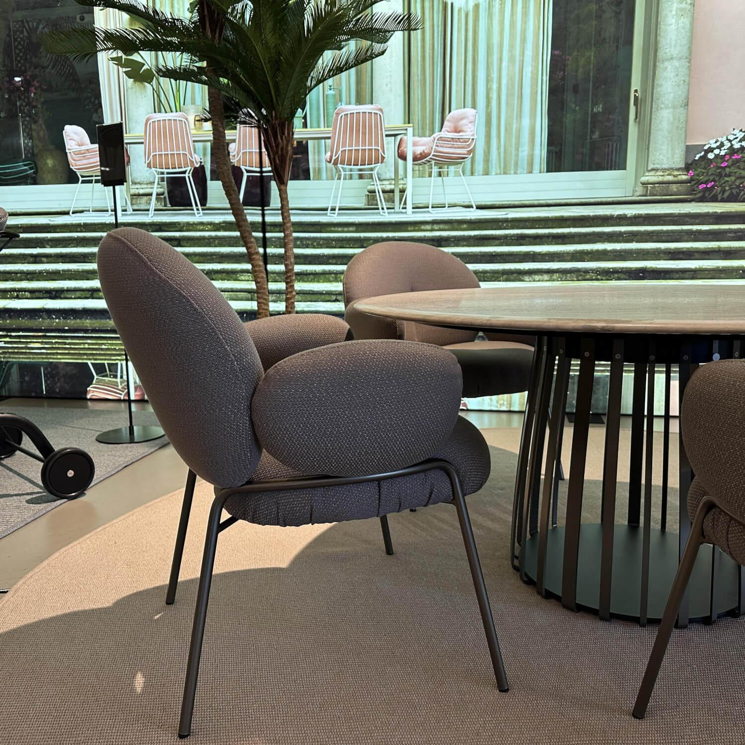 Freifrau - Outdoor Essgruppe BC07 Platte Travertin Triato Kiesel Grau Gestell Bronze Schwarz Nana Stoff Loopi Coconut Taupe Grau Braun - 6